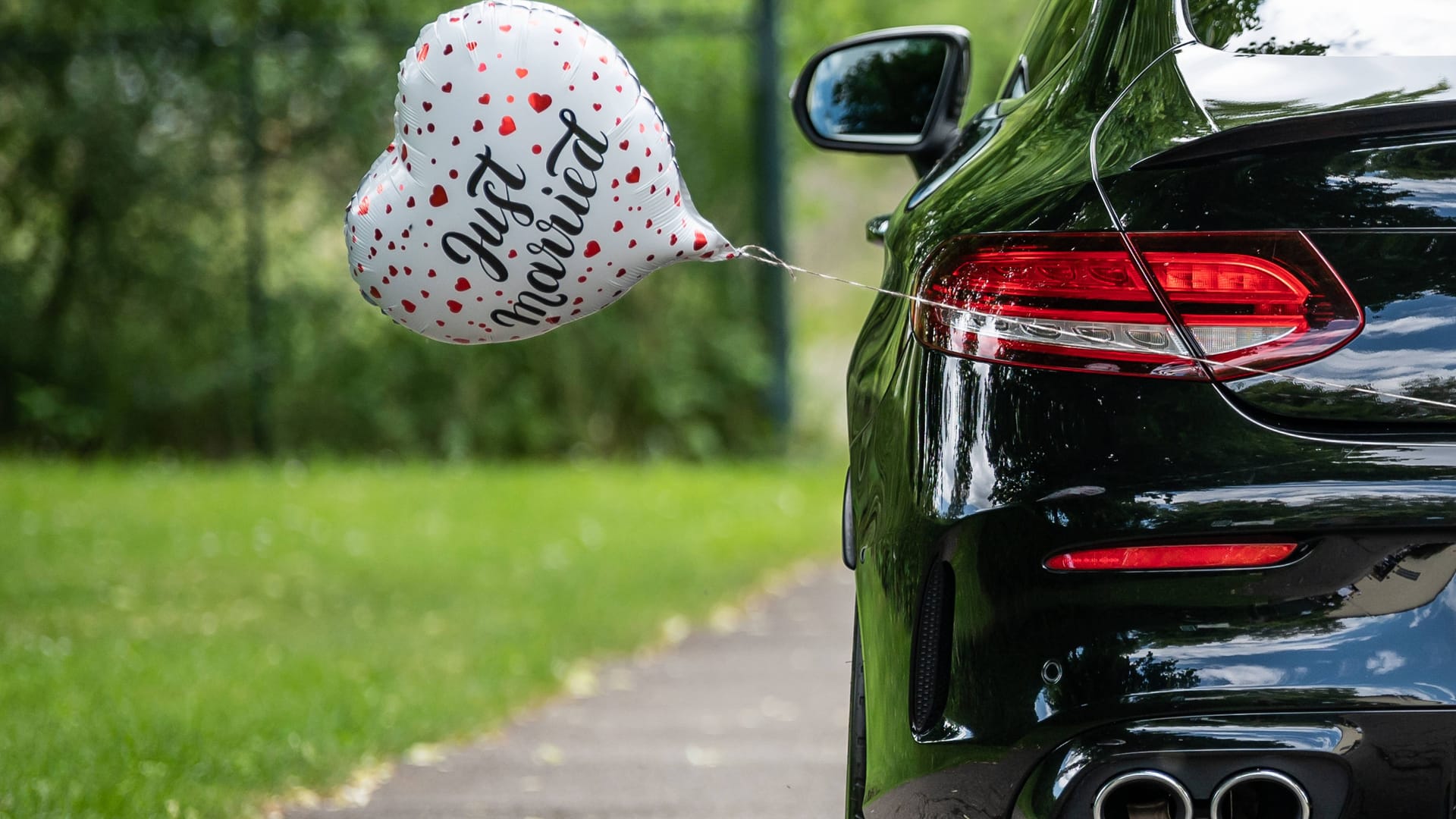 Ein Luftballon in Herzform mit der Aufschrift "Just Married" ist an einem Auto befestigt: In Soest hat ein Hochzeitskorso den Verkehr lahmgelegt. Ein Luftballon in Herzform mit der Aufschrift "Just Married" ist an einem Auto befestigt: In Soest hat ein Hochzeitskorso den Verkehr lahmgelegt.