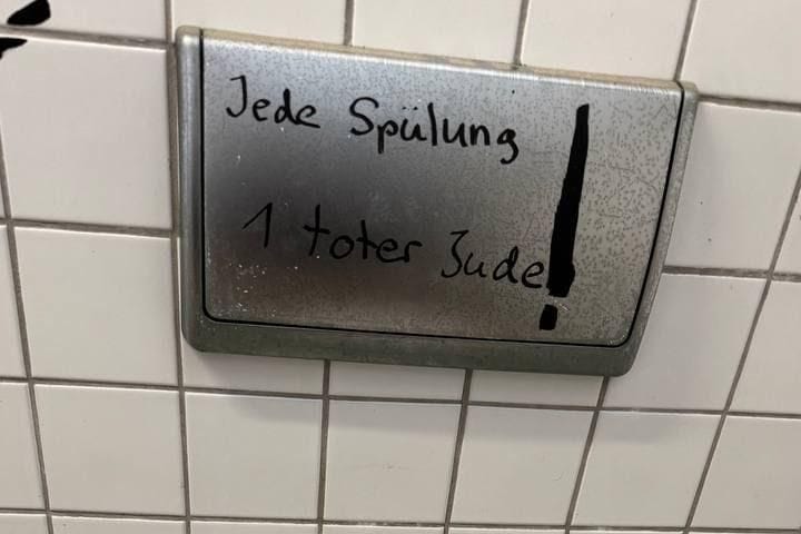 Die Täter hinterließen diese Botschaft auf der Spülung: Die verfassungswidrigen Symbole wurden entfernt und der Staatsschutz eingeschaltet.