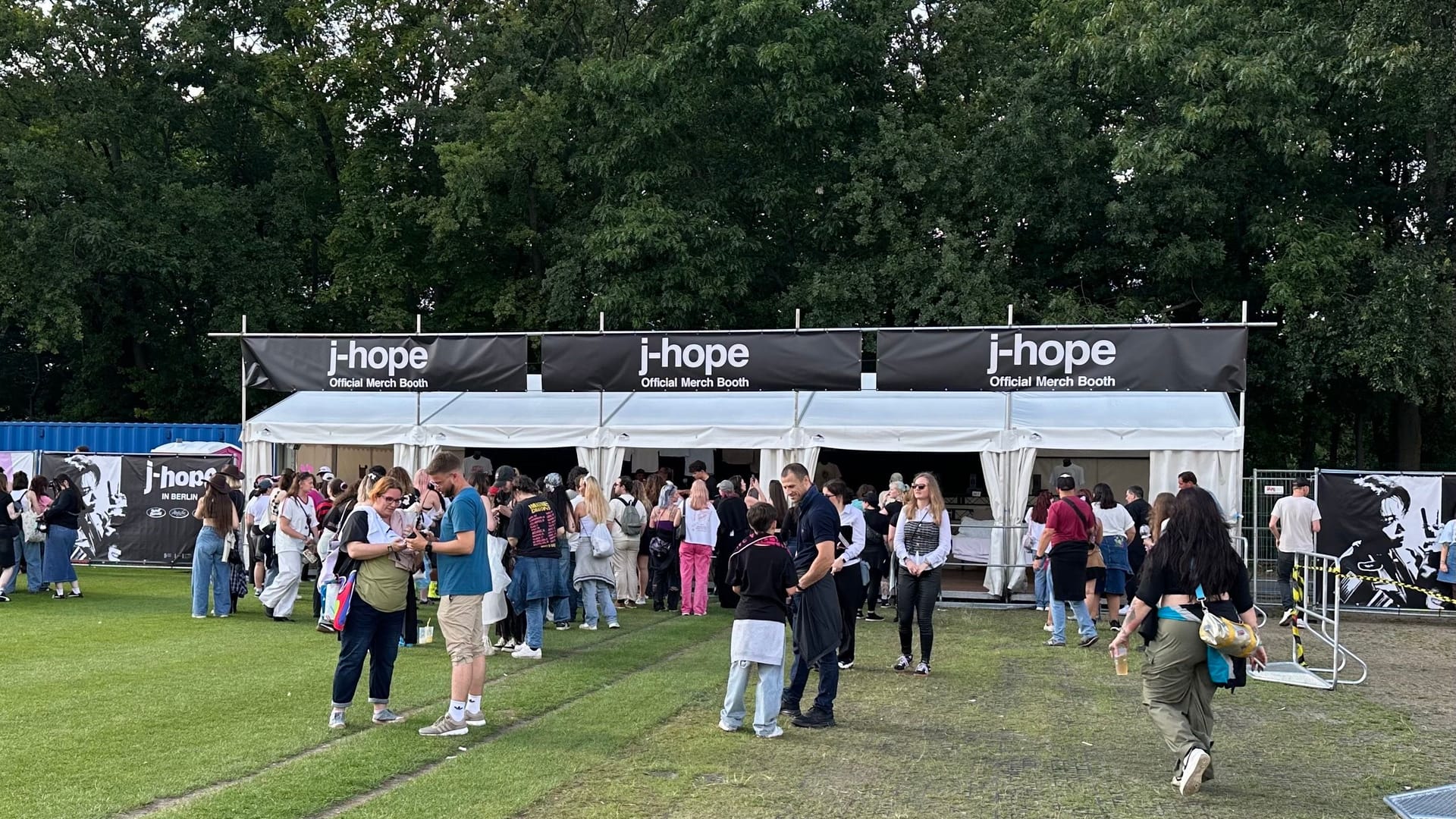 J-Hope Merchstand: Hier ein Foto vom Abend. Am frühen Nachmittag war die Schlange deutlich länger.