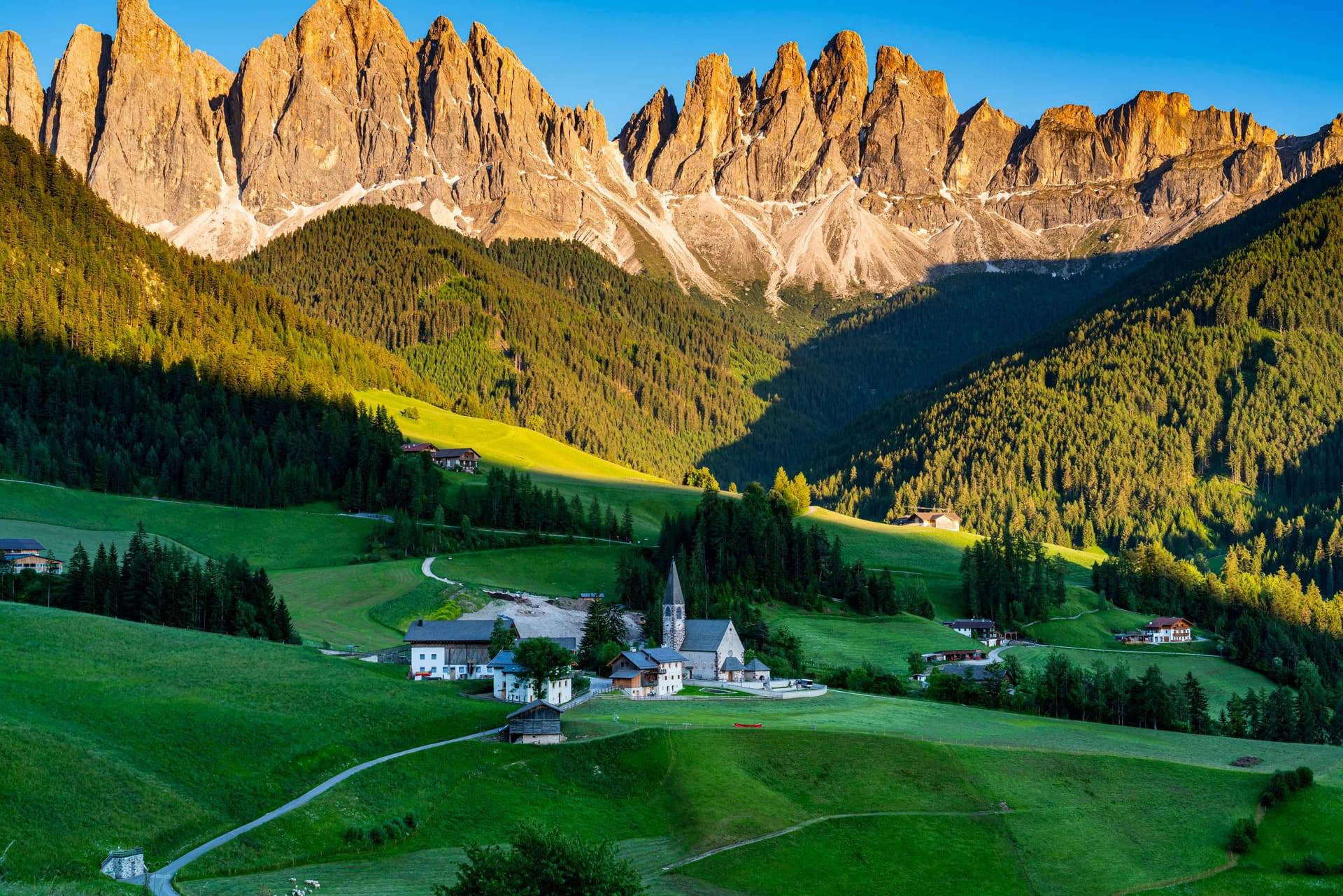 Auf diesen Anblick sind die Touristen aus: Die Geislerspitzen in den Dolomiten vom Fünser Tal aus gesehen.