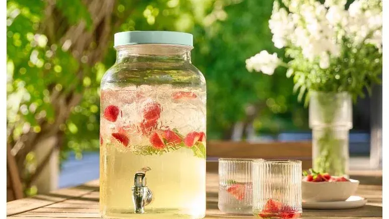 Der Wasserspender von Lidl stellt frische Getränke bereit.