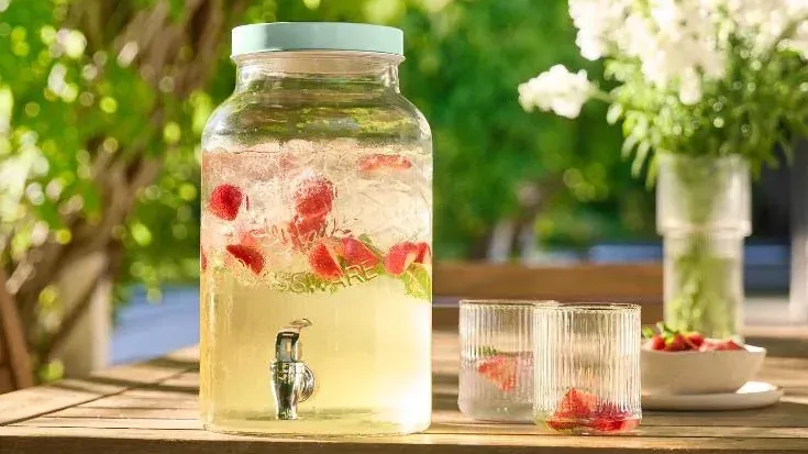Mit dem Wasserspender von Lidl stellen Sie frische Getränke bereit.