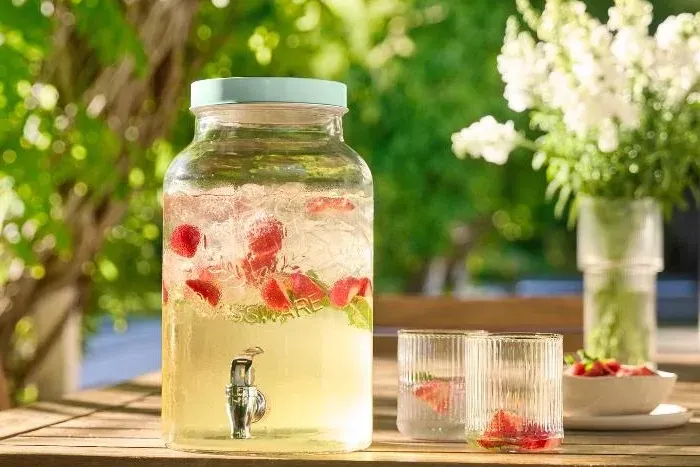 Mit dem Wasserspender von Lidl stellen Sie frische Getränke bereit.