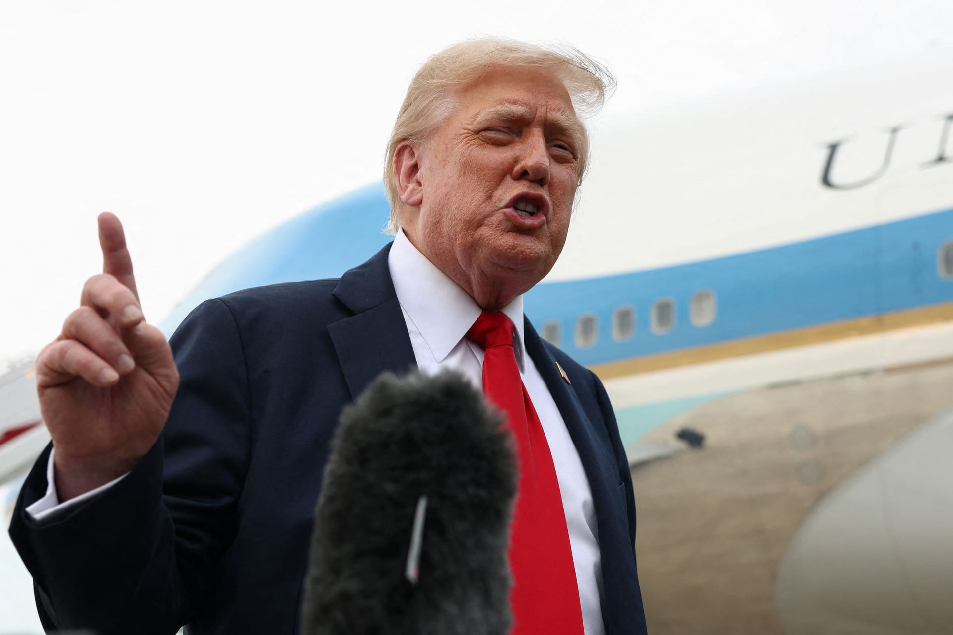 US-Präsident Donald Trump vor der Air Force One: "ein kleines Putin-Problem". US-Präsident Donald Trump vor der Air Force One: "ein kleines Putin-Problem".