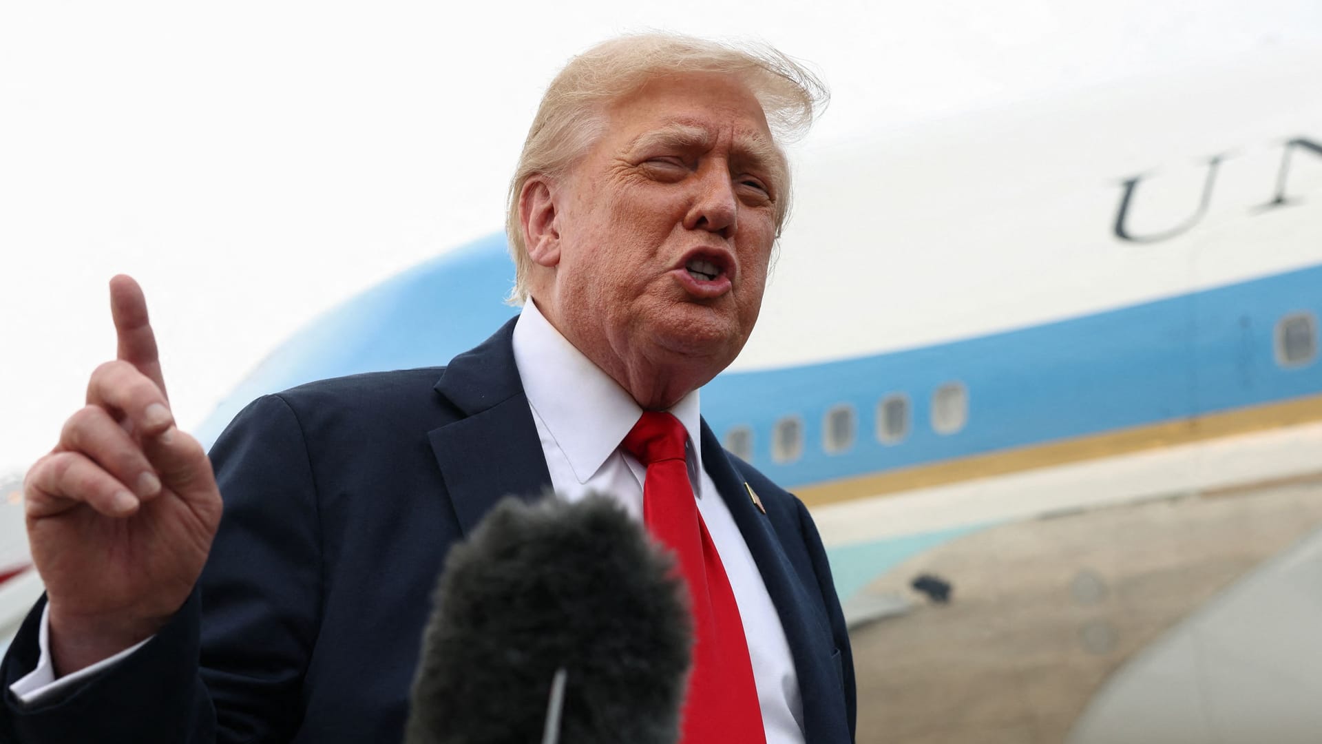 US-Präsident Donald Trump vor der Air Force One: "ein kleines Putin-Problem".
