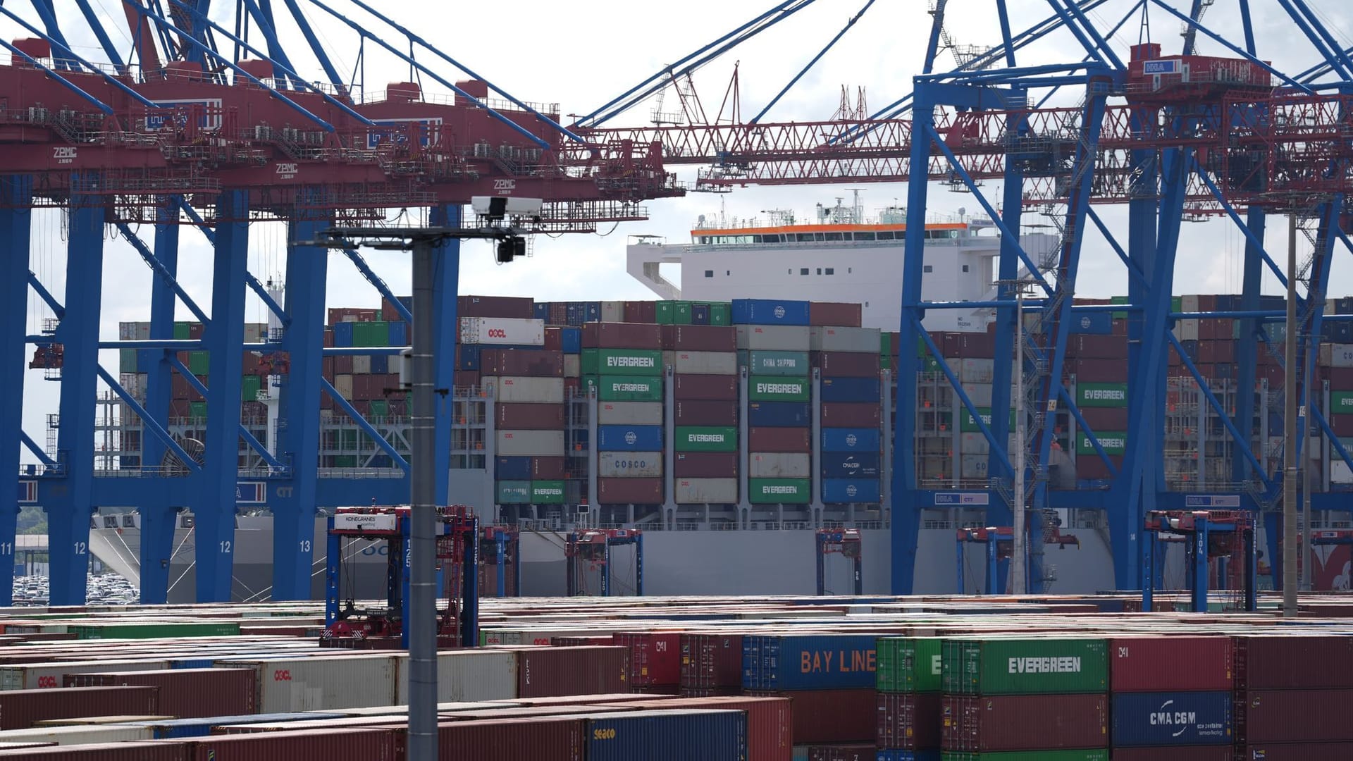 Container Terminal Tollerort im Hamburger Hafen Container Terminal Tollerort im Hamburger Hafen