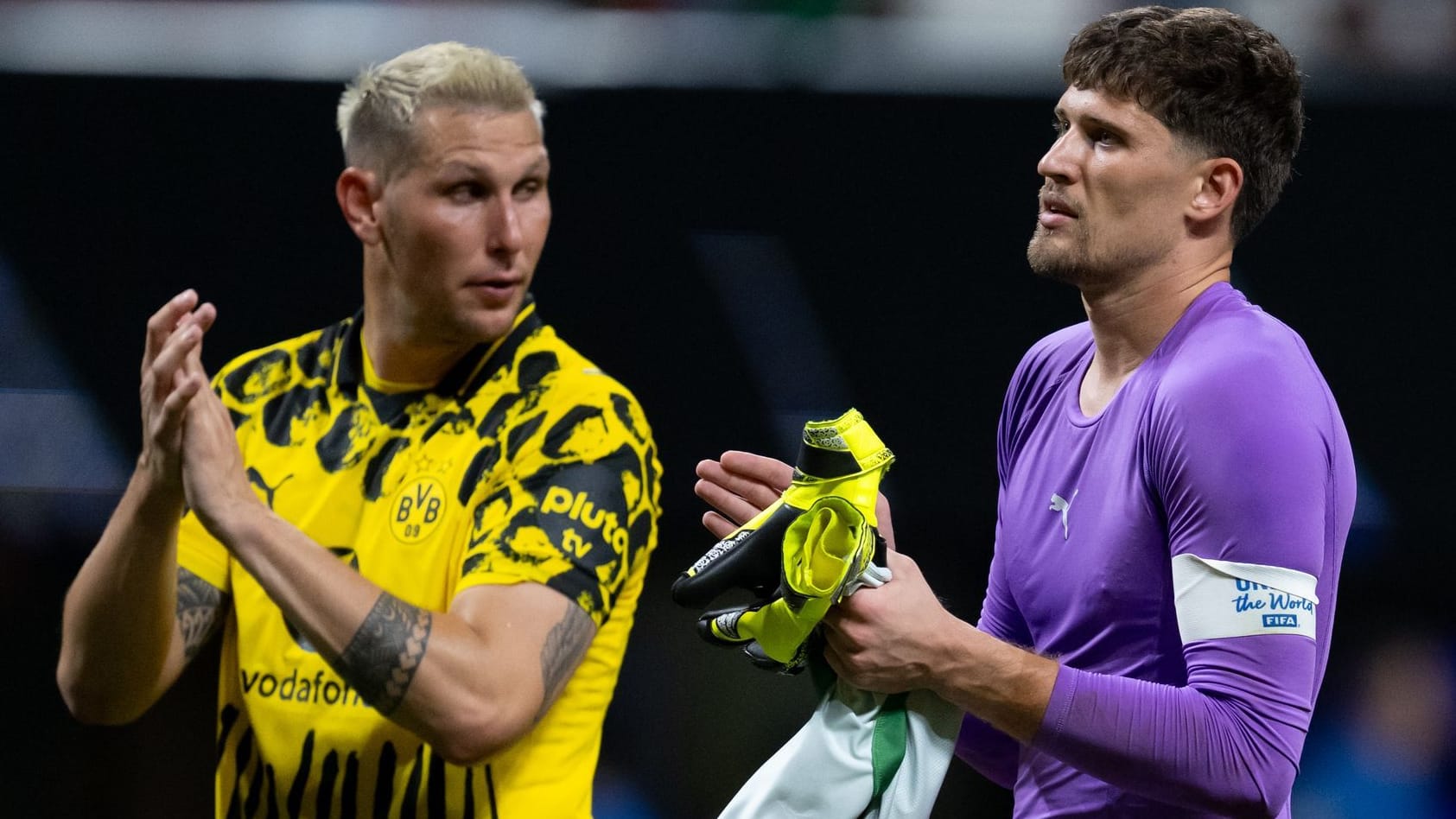 Niklas Süle (l.) und Gregor Kobel: Der Torhüter von Dortmund lieferte im Achtelfinale der Klub-WM ein überragendes Spiel ab.