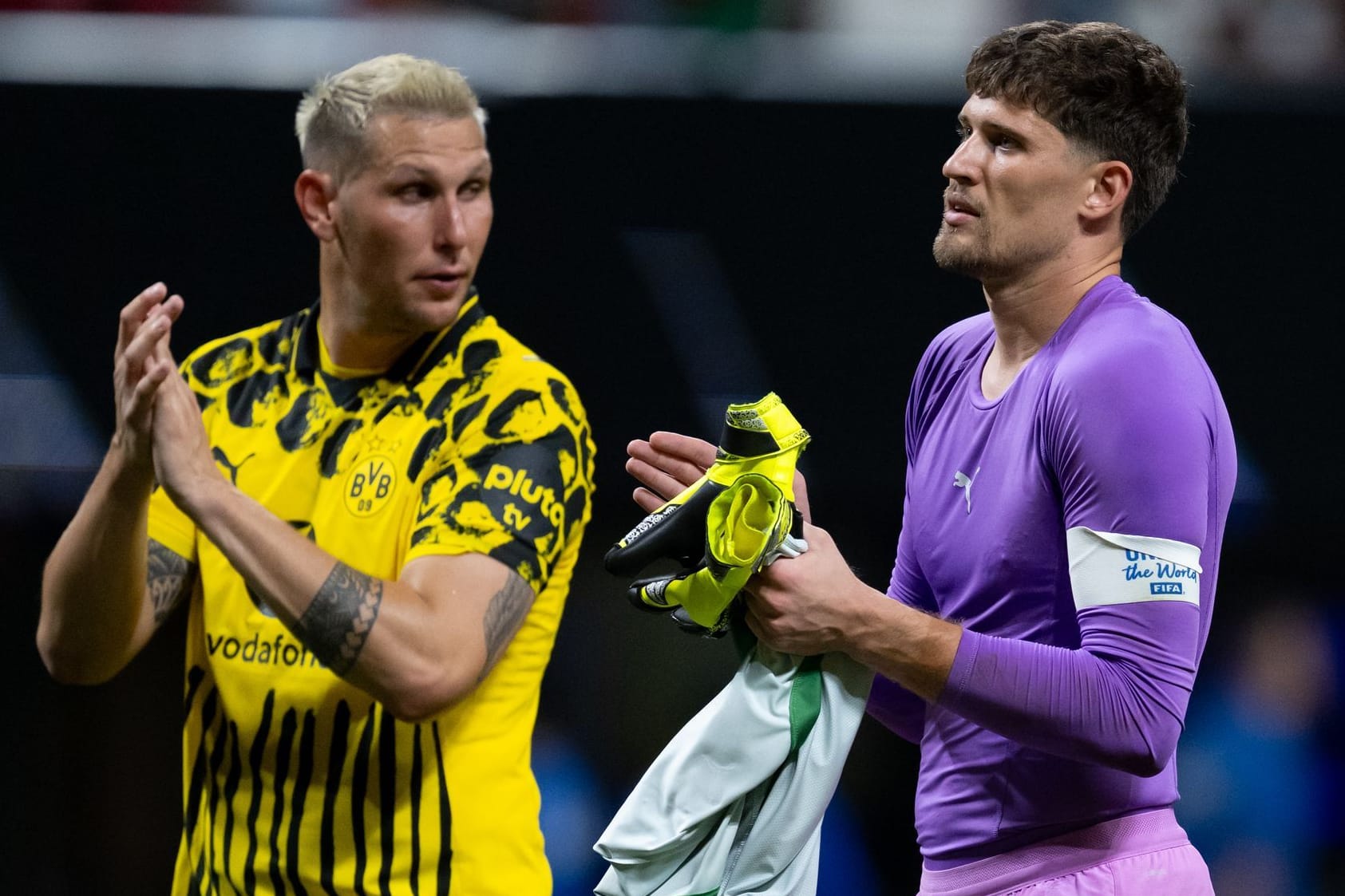 Niklas Süle (l.) und Gregor Kobel: Der Torhüter von Dortmund lieferte im Achtelfinale der Klub-WM ein überragendes Spiel ab.