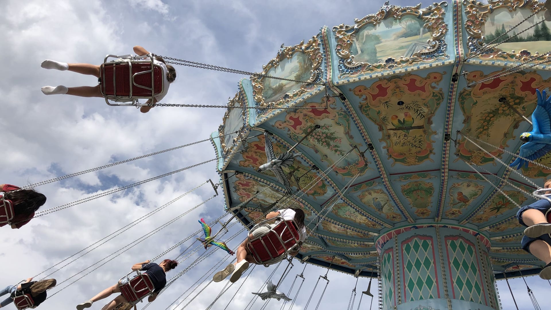 Das Kettenkarussell auf dem Annafest: An den Kindertagen fährt man in den Fahrgeschäften vergünstigt.