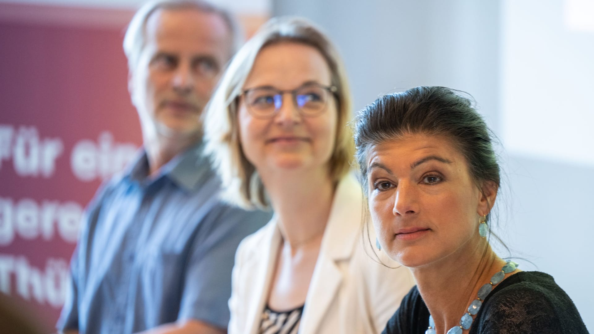 Erfurt: Parteichefin Sahra Wagenknecht besucht das BSW Thüringen, neben ihr die Landesvorsitzende Katja Wolf und der Fraktionsvorsitzende Frank Augsten.