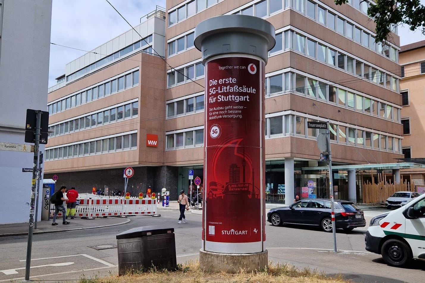 5G-Antennen im Kopfteil: In Stuttgart steht die erste 5G-Litfaßsäule Baden-Württembergs.