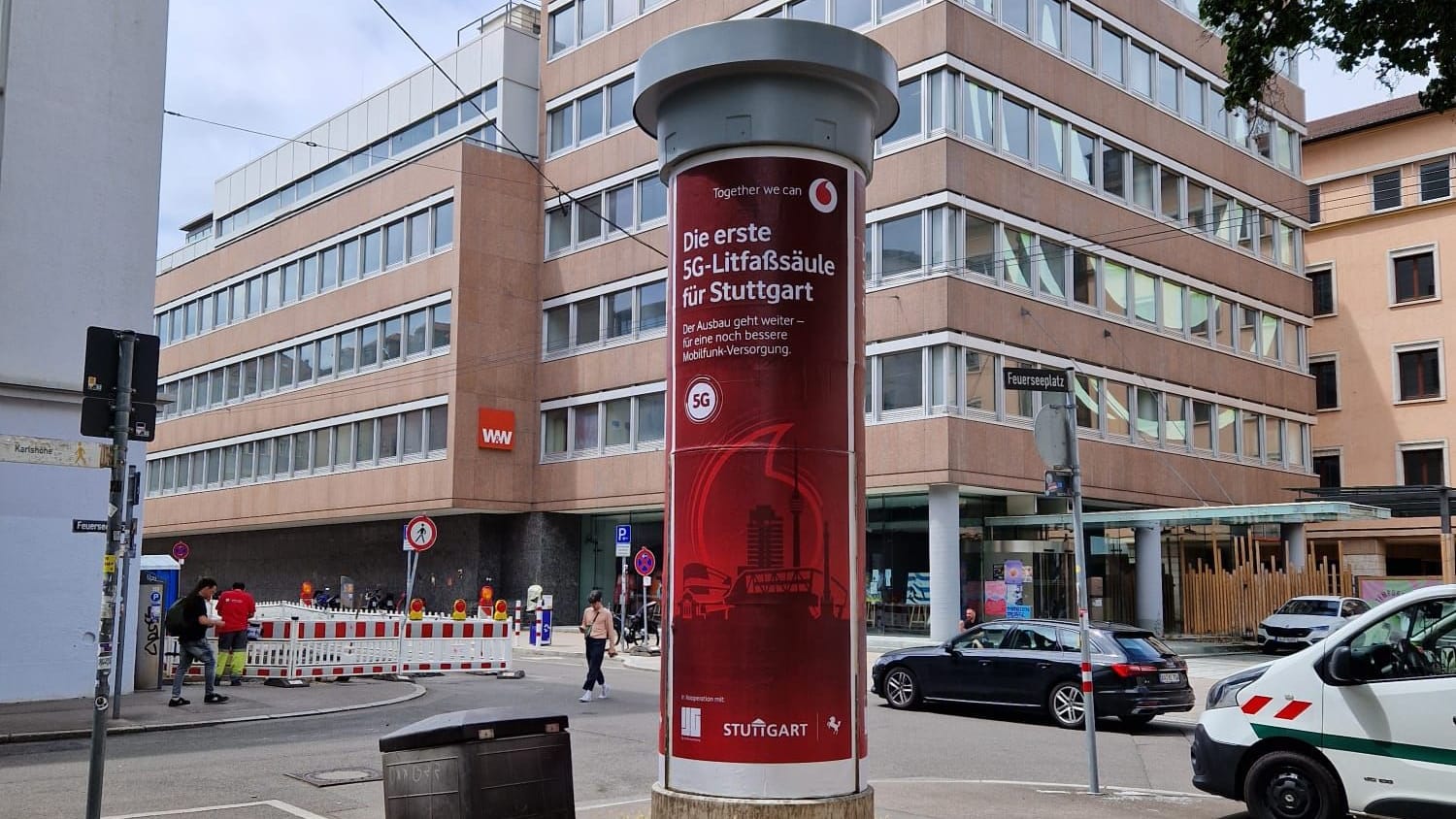 5G-Antennen im Kopfteil: In Stuttgart steht die erste 5G-Litfaßsäule Baden-Württembergs. 5G-Antennen im Kopfteil: In Stuttgart steht die erste 5G-Litfaßsäule Baden-Württembergs.