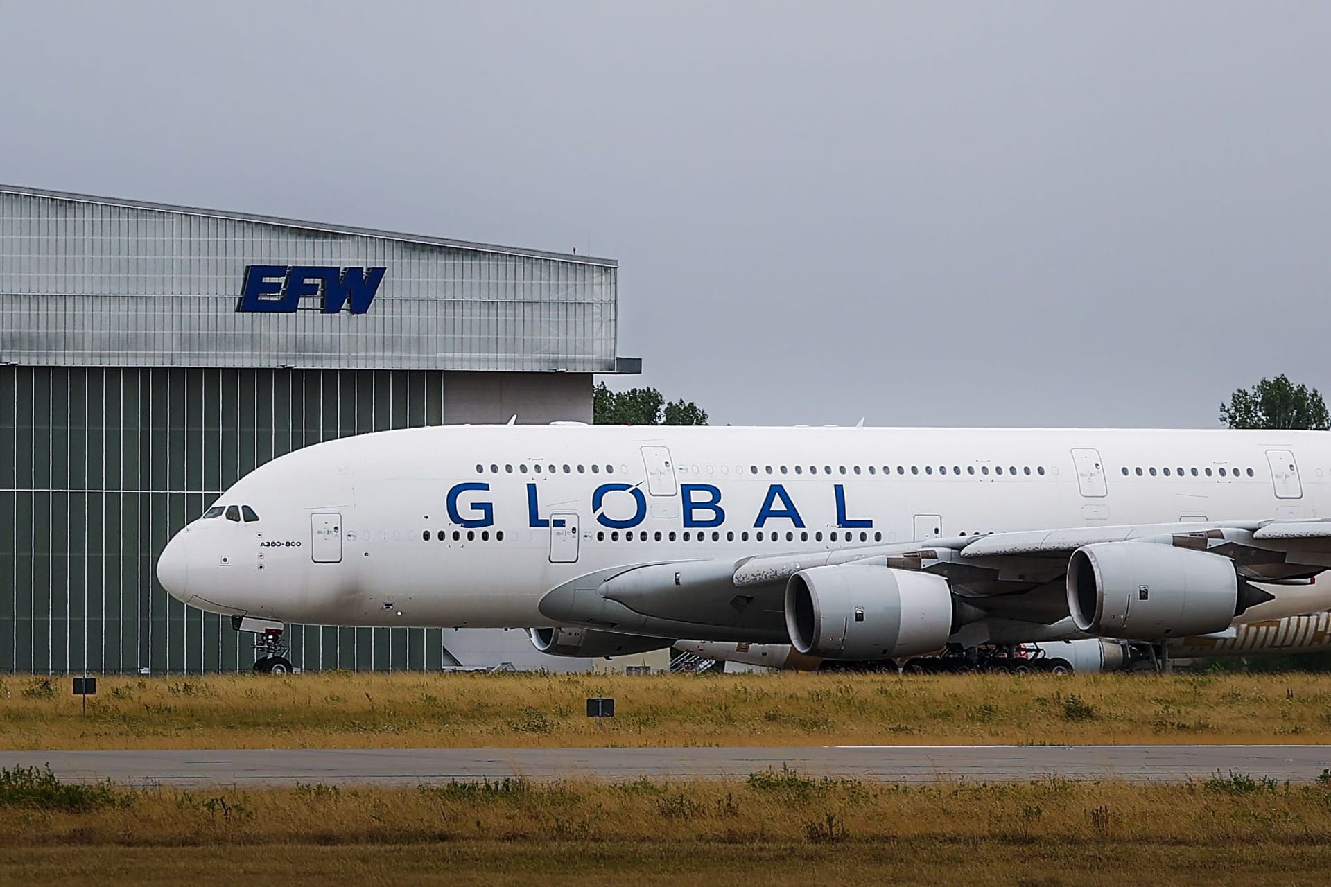 Mitarbeiter der Elbe Flugzeugwerke haben sich am Mittwoch nach der Wartung des A380 der Global Airlines von dem Mega-Airbus verabschiedet: Am frühen Nachmittag startete die Maschine vom Flughafen Dresden aus in Richtung Frankreich.