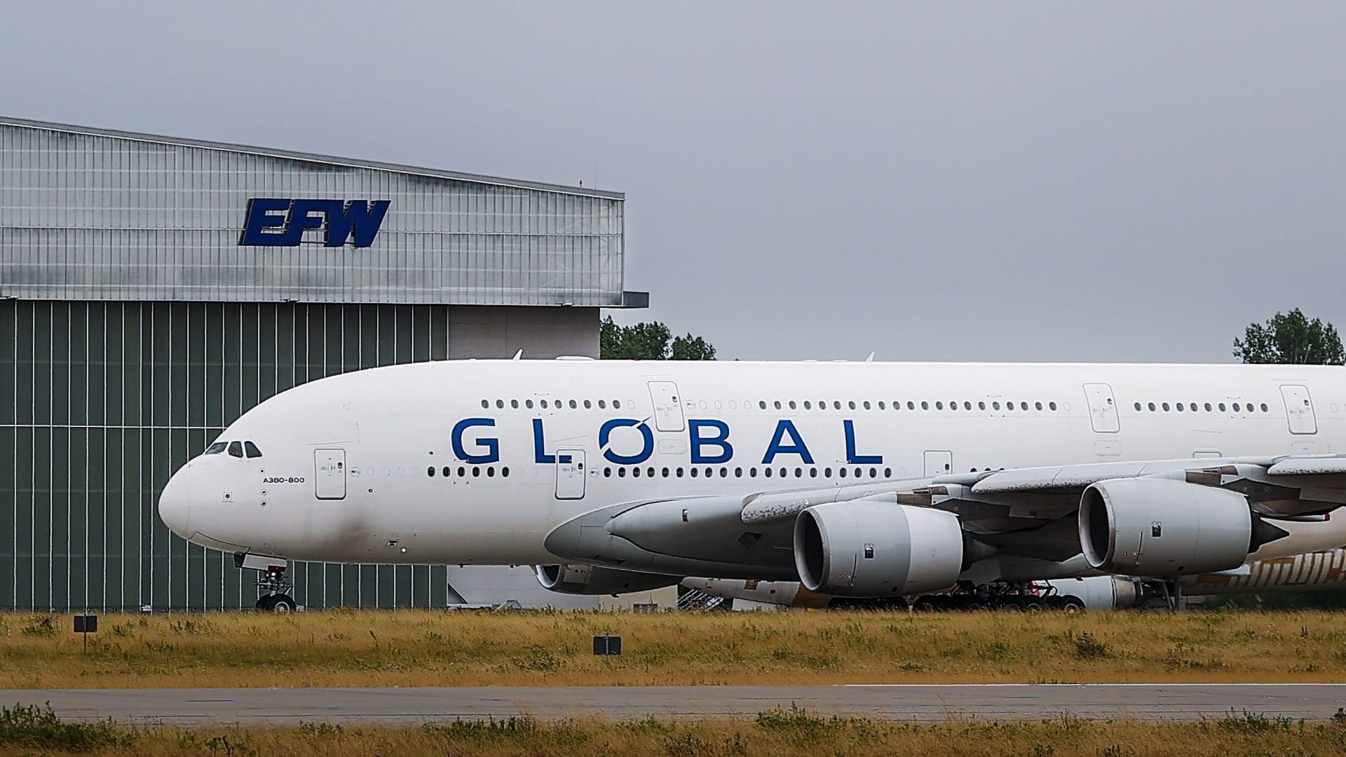 Mitarbeiter der Elbe Flugzeugwerke haben sich am Mittwoch nach der Wartung des A380 der Global Airlines von dem Mega-Airbus verabschiedet: Am frühen Nachmittag startete die Maschine vom Flughafen Dresden aus in Richtung Frankreich. Mitarbeiter der Elbe Flugzeugwerke haben sich am Mittwoch nach der Wartung des A380 der Global Airlines von dem Mega-Airbus verabschiedet: Am frühen Nachmittag startete die Maschine vom Flughafen Dresden aus in Richtung Frankreich.