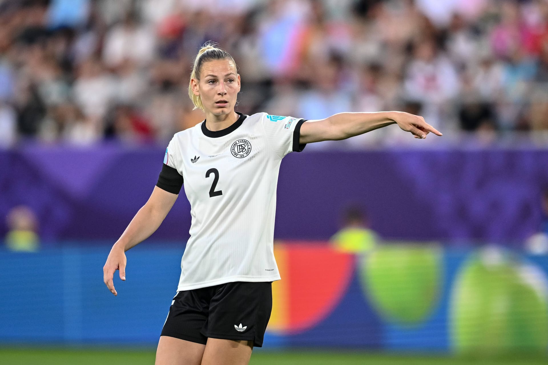 Sarai Linder: Fehlte der Wolfsburgerin zuletzt der Offensivdrang, zeigte sie sich mit Anpfiff direkt angriffslustig. Aber: Wackelte einige Male gegen ihre Gegenspielerinnen (35.). In der zweiten Hälfte ließ sie sich mehr fallen. Solider Auftritt. Note: 3 Sarai Linder: Fehlte der Wolfsburgerin zuletzt der Offensivdrang, zeigte sie sich mit Anpfiff direkt angriffslustig. Aber: Wackelte einige Male gegen ihre Gegenspielerinnen (35.). In der zweiten Hälfte ließ sie sich mehr fallen. Solider Auftritt. Note: 3