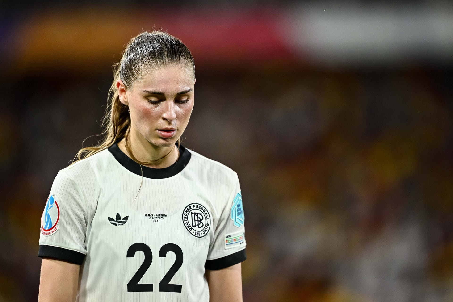 Jule Brand: Spielte bislang ein tolles Turnier. Gegen Frankreich jedoch ungewohnt fehlerbehaftet. Wollte es mehrfach mit gleich vier Gegnerinnen auf einmal aufnehmen. War zudem als linke Verteidigerin gefragt, machte es jedoch nicht clever und kassierte unter anderem Gelb (52.). Einige falsche Entscheidungen. Note 3