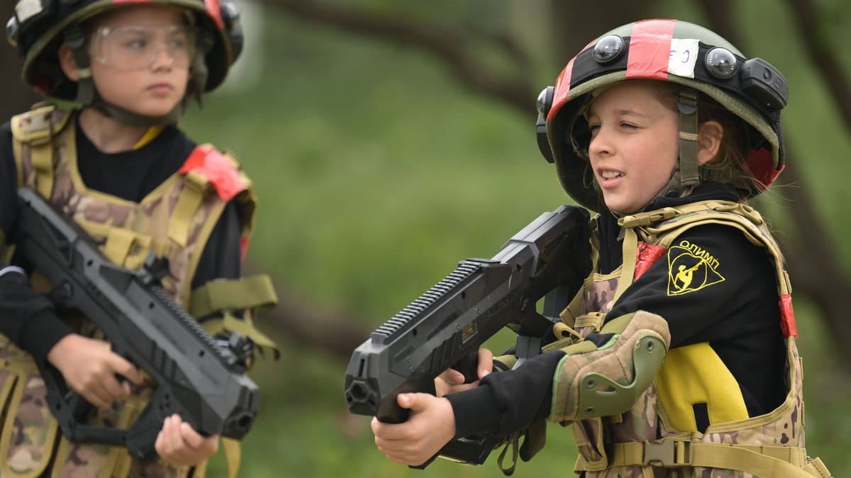 Rusija vključuje dijake v proizvodnjo dronov in se spopada z ovirami v Ukrajini