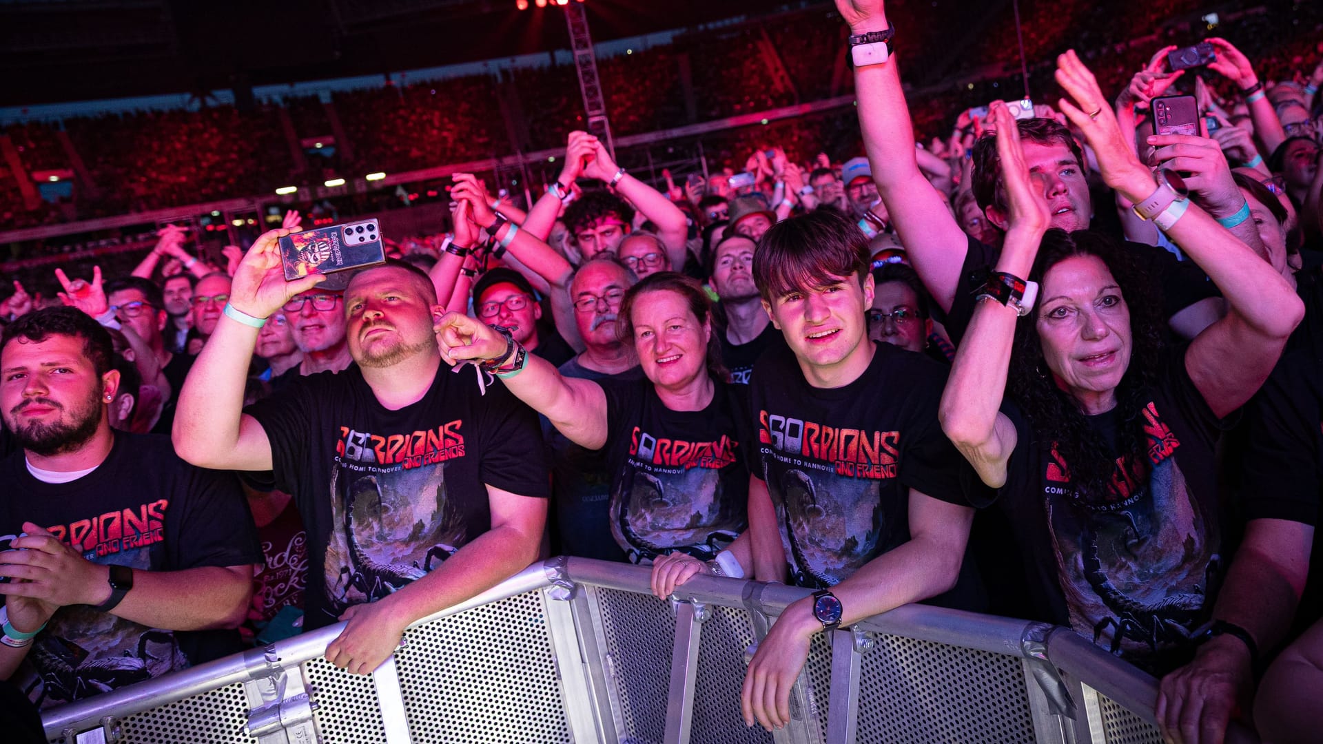 Viele Gäste zum 60. Geburtstag: 45.000 Zuschauer kamen in die Heinz von Heiden Arena, um die Scorpions zu feiern.
