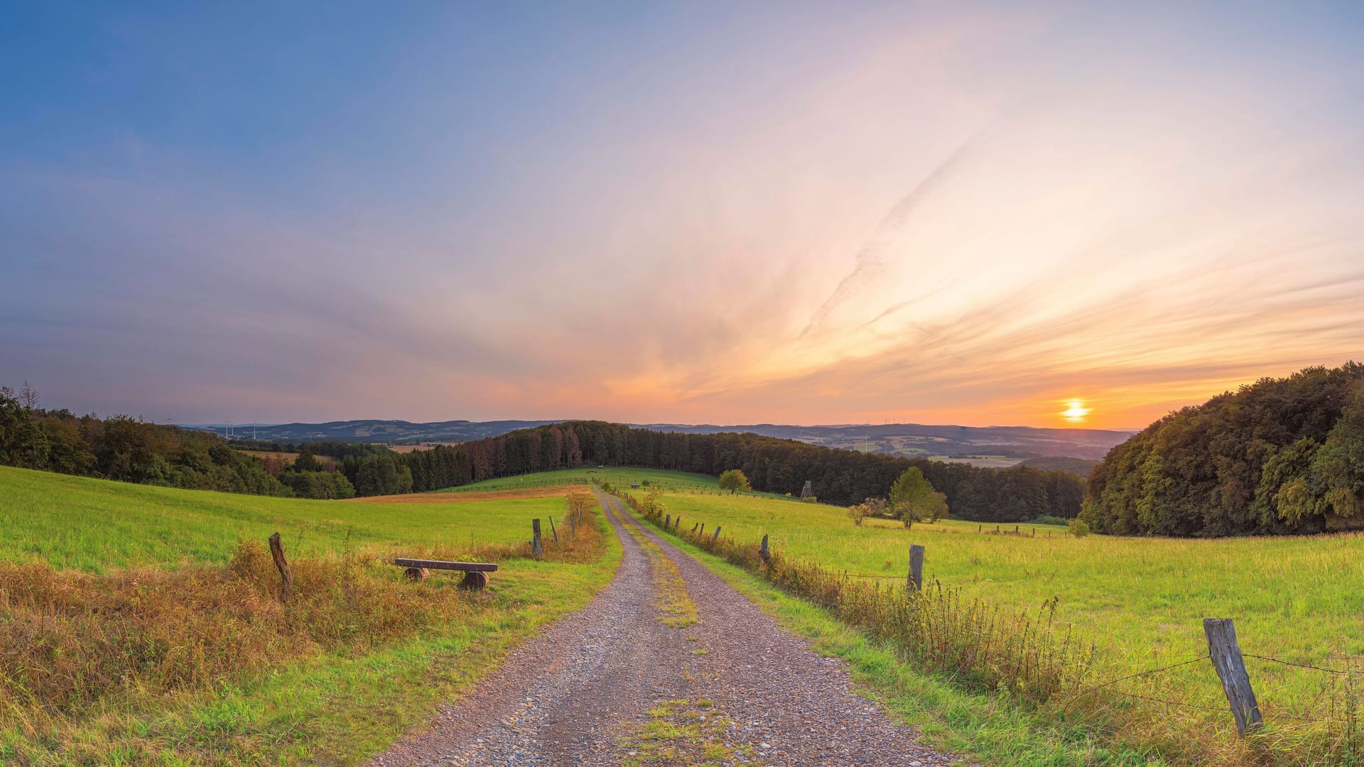 Blick aufs Weserbergland: Eine kleine Bank steht am Wegesrand.