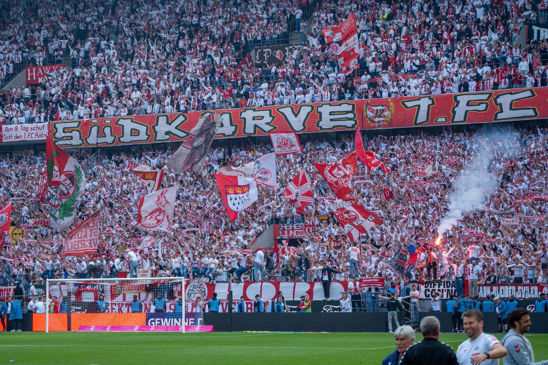 Blick auf die Südkurve beim Aufstiegsspiel gegen Kaiserslautern: Der Verein muss für Pyro-Würfe erneut zahlen.