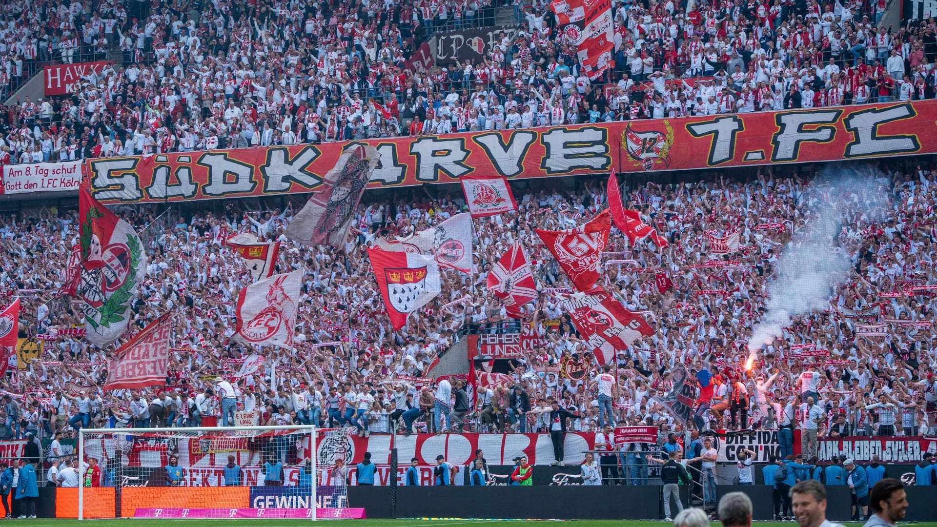 Blick auf die Südkurve beim Aufstiegsspiel gegen Kaiserslautern: Der Verein muss für Pyro-Würfe erneut zahlen. Blick auf die Südkurve beim Aufstiegsspiel gegen Kaiserslautern: Der Verein muss für Pyro-Würfe erneut zahlen.