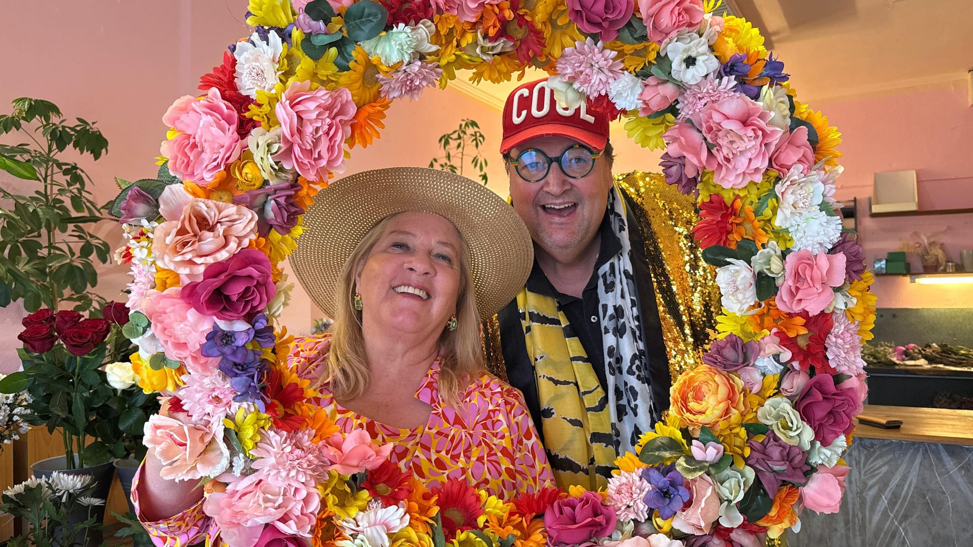 Kathy Kelly (l.) und Andreas Ellermann: Für den Schlagermove wirft sich das Duo in bunte und blumige Outfits. Kathy Kelly (l.) und Andreas Ellermann: Für den Schlagermove wirft sich das Duo in bunte und blumige Outfits.