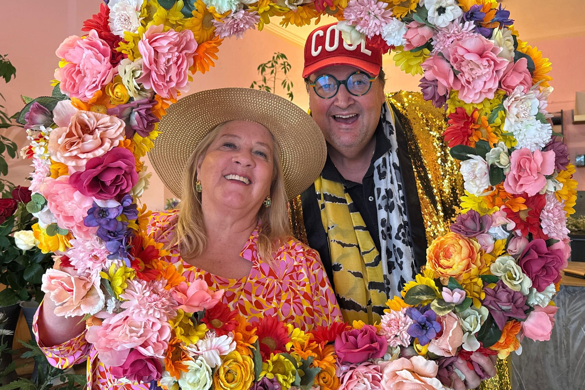 Kathy Kelly (l.) und Andreas Ellermann: Für den Schlagermove wirft sich das Duo in bunte und blumige Outfits.