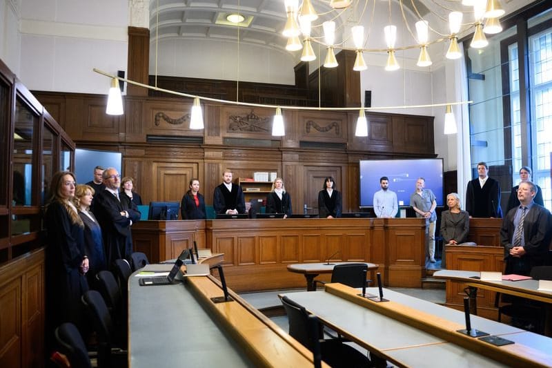 Prozessbeteiligte in einem Gerichtssaal (Archivbild): Im Prozess gegen einen Palliativmediziner vor dem Berliner Landgericht startet am zweiten Verhandlungstag die Befragung von Zeugen.