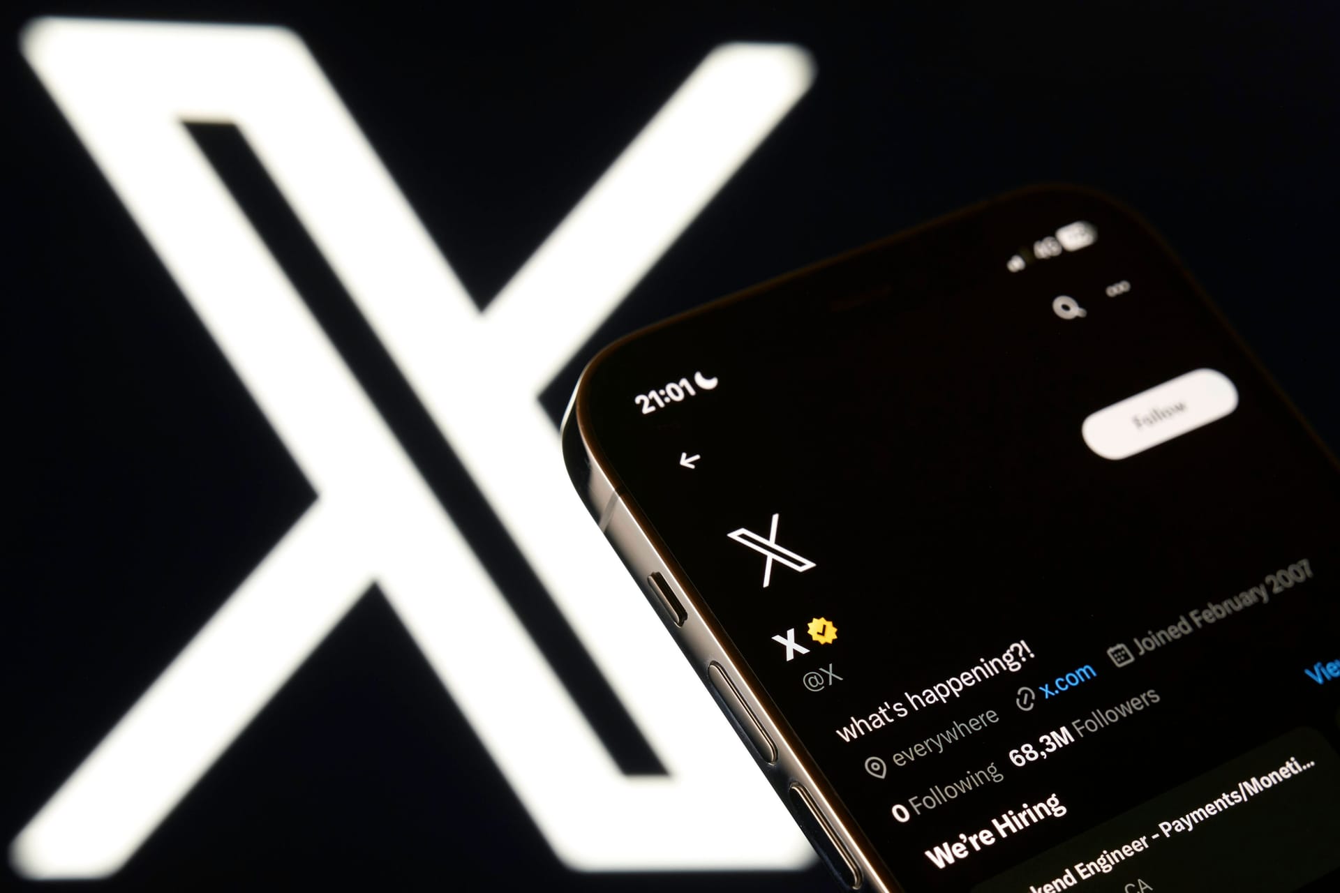 Elon Musks X: Das Netzwerk spielt eine erhebliche Rolle beim Betrug mit gefälschten Promi-Anzeigen, und Nutzer können selbst unfreiwillig zu Mittätern werden.
