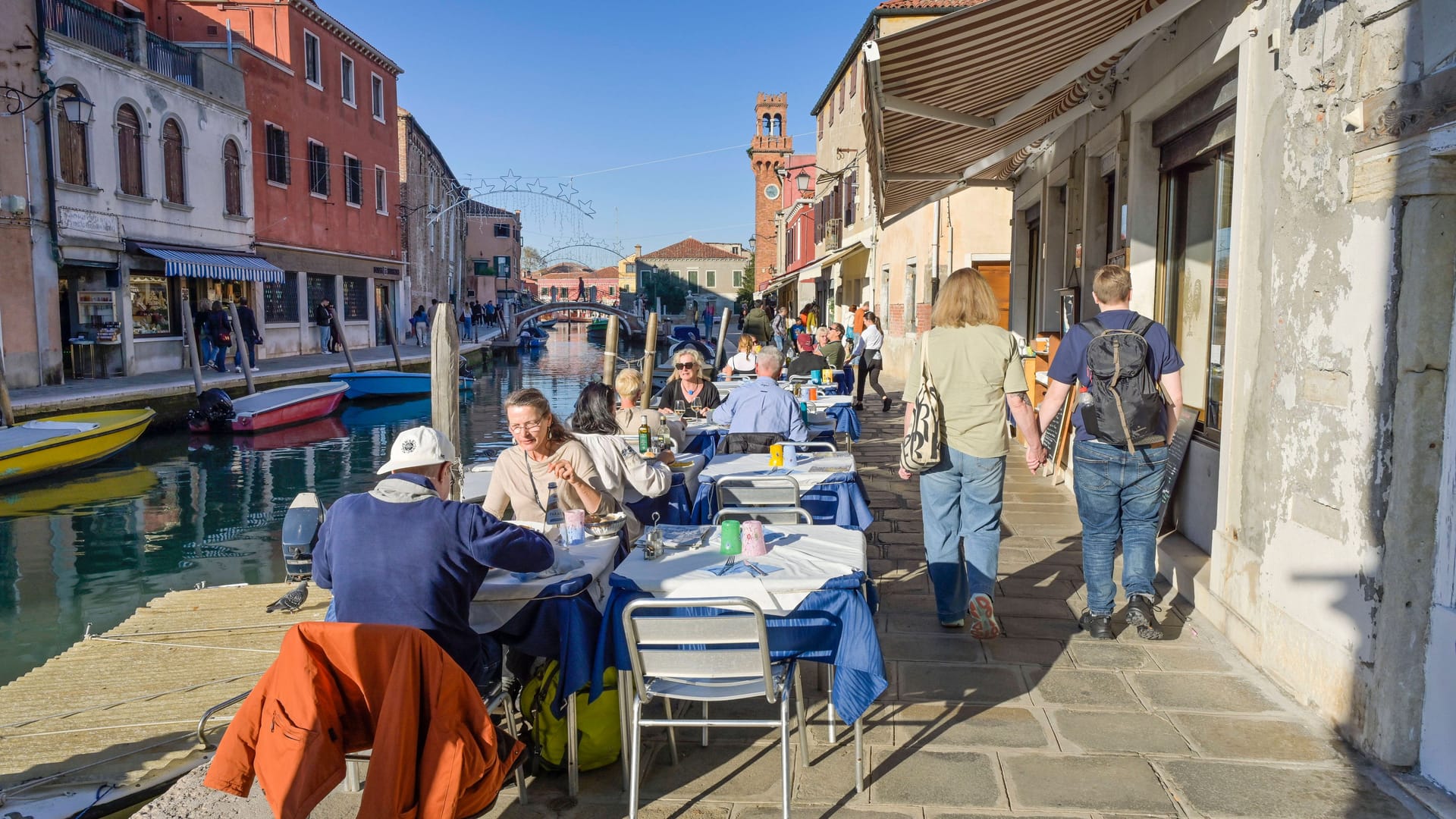 Ein Straßenrestaurant am Kanal Rio de vetrai auf Murano: Die Geschäftsleute in Venedig beschweren sich über fehlende Kundschaft.