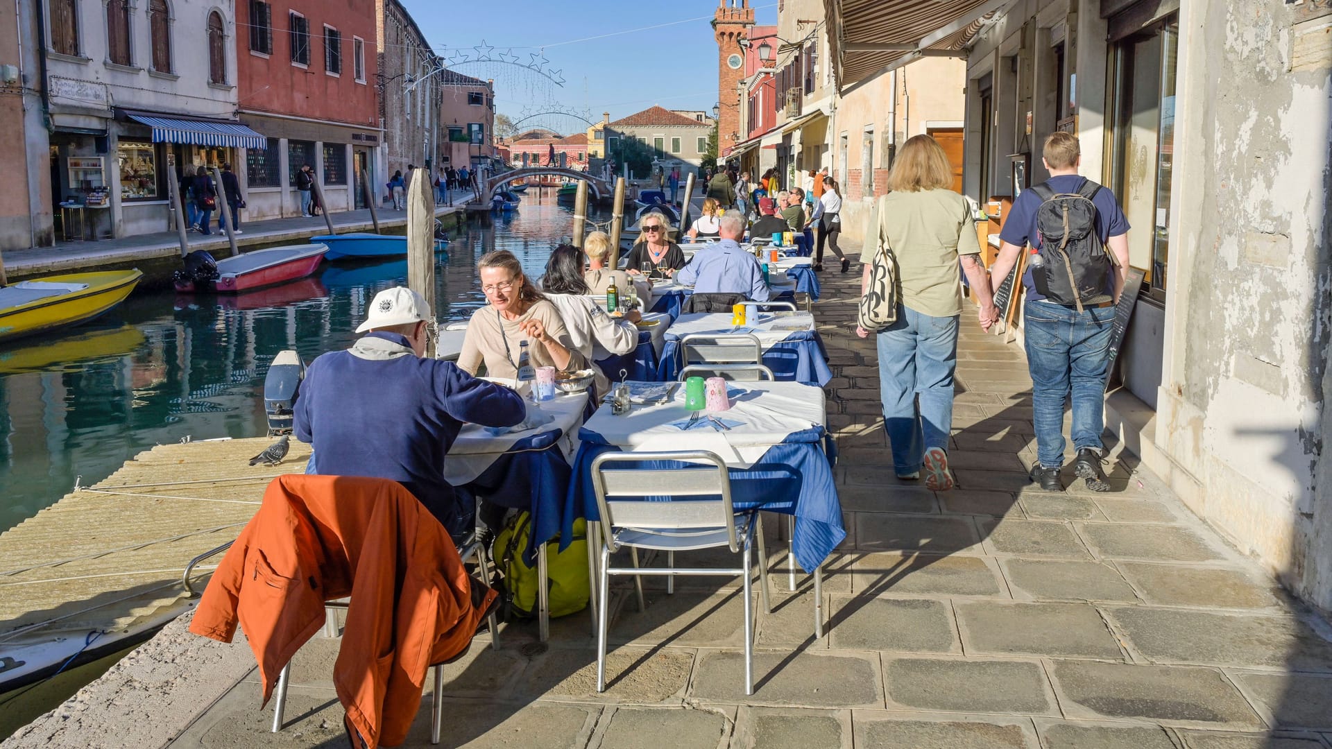 Ein Straßenrestaurant am Kanal Rio de vetrai auf Murano: Die Geschäftsleute in Venedig beschweren sich über fehlende Kundschaft.