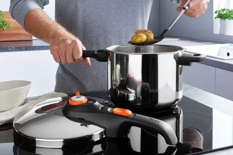 Bei Lidl gibt es jetzt einen Schnellkochtopf von Tefal zum Kochen, Dämpfen im Angebot.