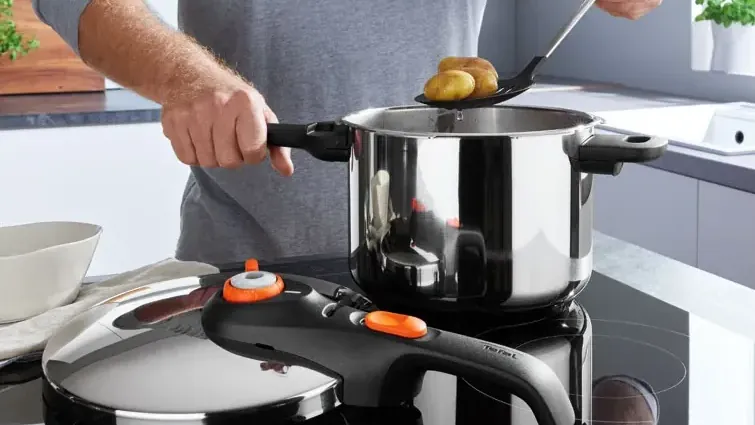 Bei Lidl gibt es jetzt einen Schnellkochtopf von Tefal zum Kochen, Dämpfen im Angebot. Bei Lidl gibt es jetzt einen Schnellkochtopf von Tefal zum Kochen, Dämpfen im Angebot.