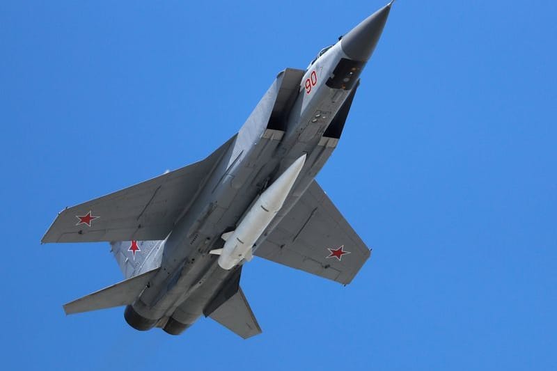 Ein MiG-31 Abfangjäger der russischen Luftwaffe mit einer ballistischen Luft-Boden-Rakete "Kinschal.