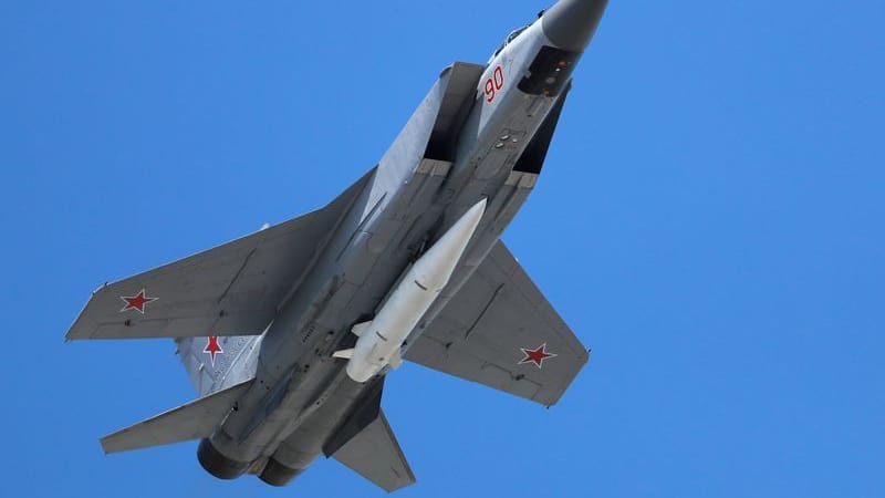 Ein MiG-31 Abfangjäger der russischen Luftwaffe mit einer ballistischen Luft-Boden-Rakete "Kinschal.