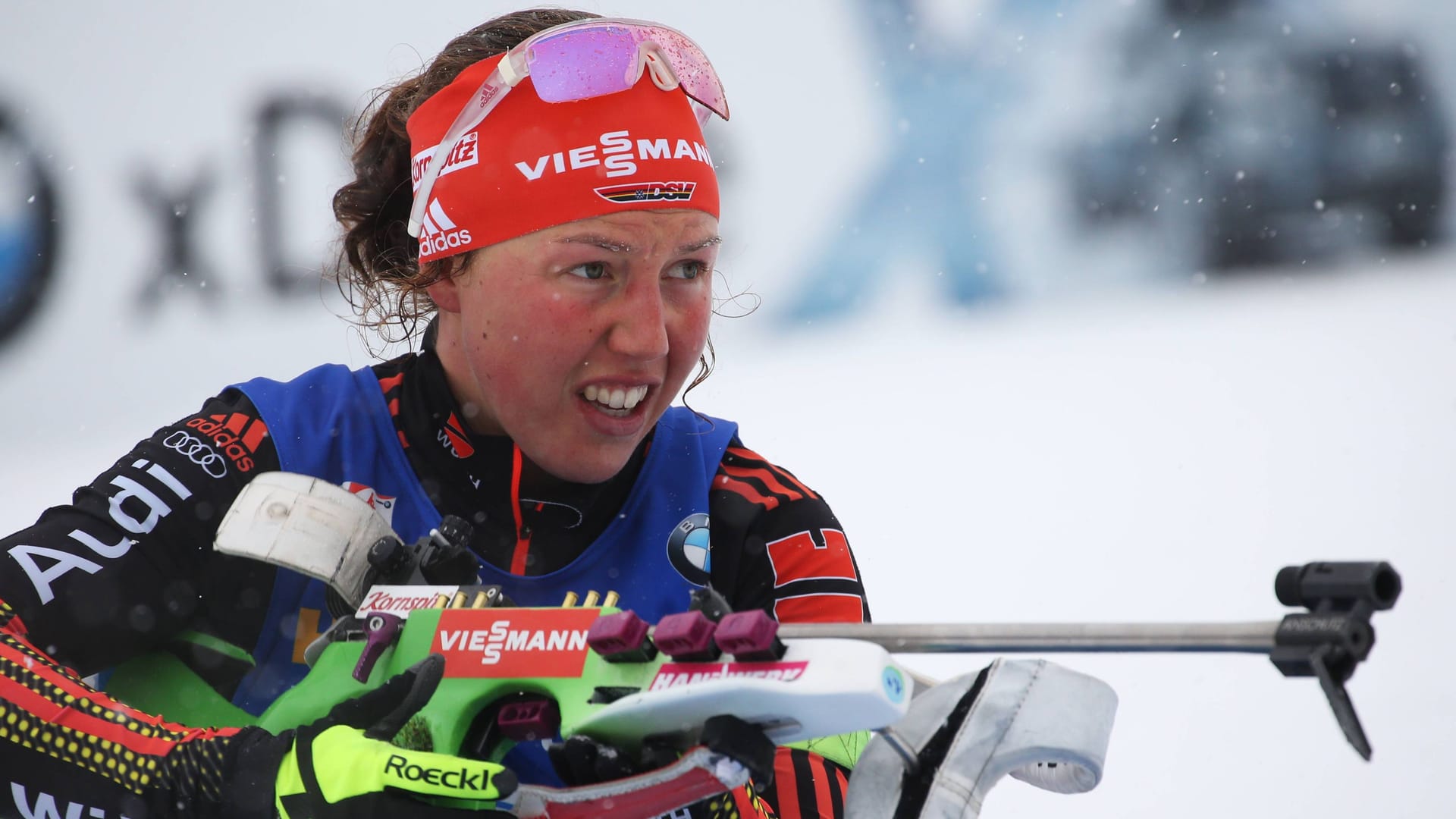 Laura Dahlmeier bei einem Biathlon-Wettkampf: Die 31-Jährige wurde von einem Steinschlag getroffen.