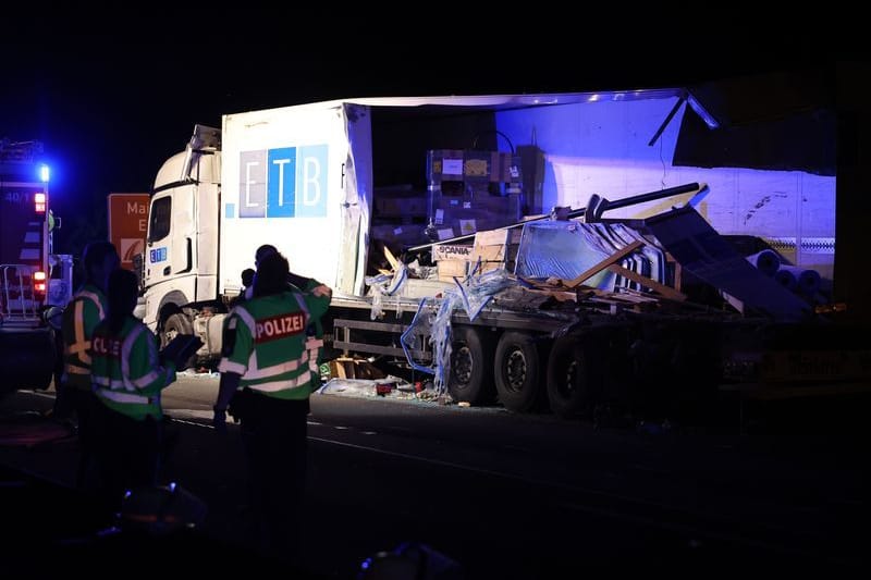 Einsatzkräfte der Polizei sind an einer Unfallstelle auf der Autobahn 70 im Einsatz: Ein Lkw-Fahrer wurde von einem Sattelzug erfasst und getötet.