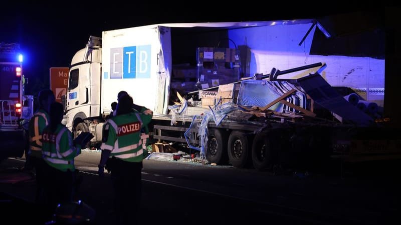 Einsatzkräfte der Polizei sind an einer Unfallstelle auf der Autobahn 70 im Einsatz: Ein Lkw-Fahrer wurde von einem Sattelzug erfasst und getötet.