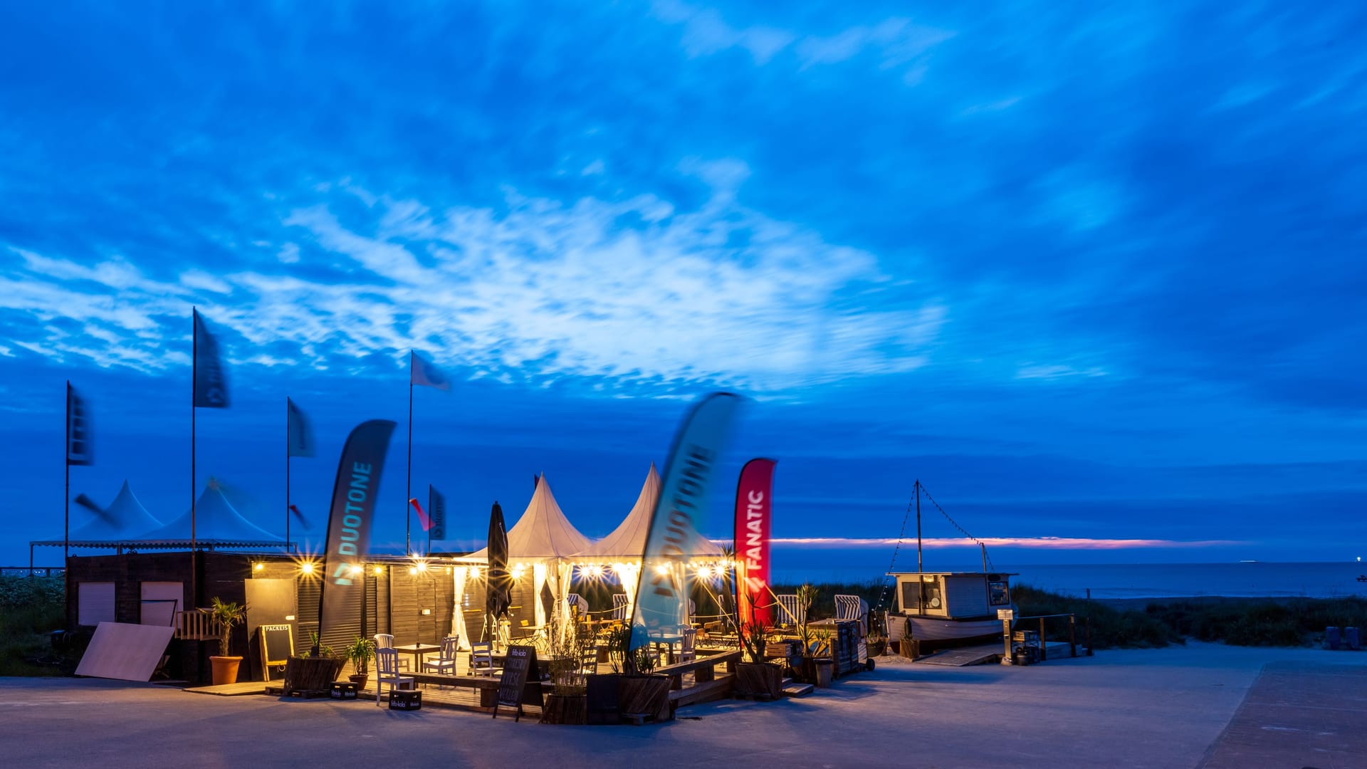 Der "Tatort Hawaii" an der Steiner Bucht in der Abenddämmerung.