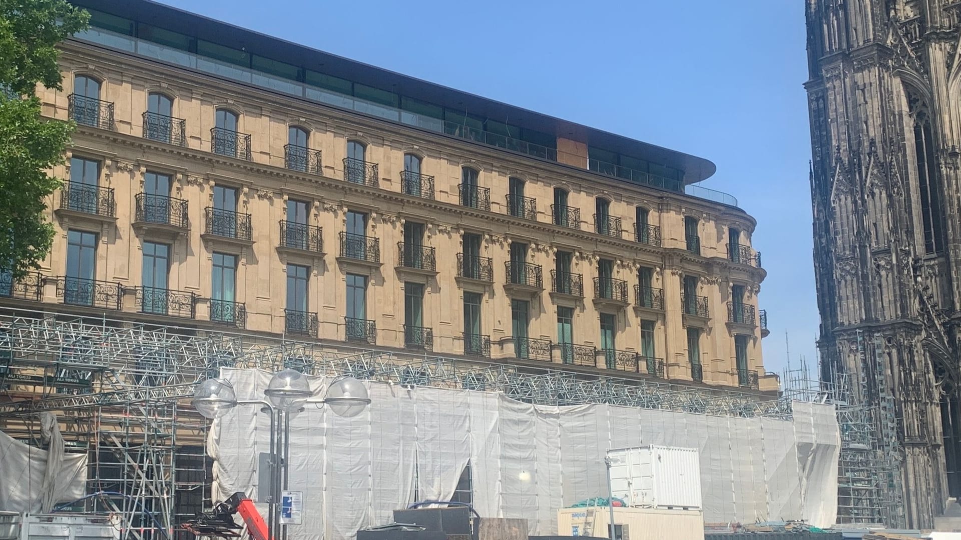 Das Dom Hotel im Schatten des Kölner Doms: Auch, wenn es vor dem Hotel wie auf einer Baustelle aussieht, ein Großteil des Baugerüsts wurde bereits zurückgebaut.