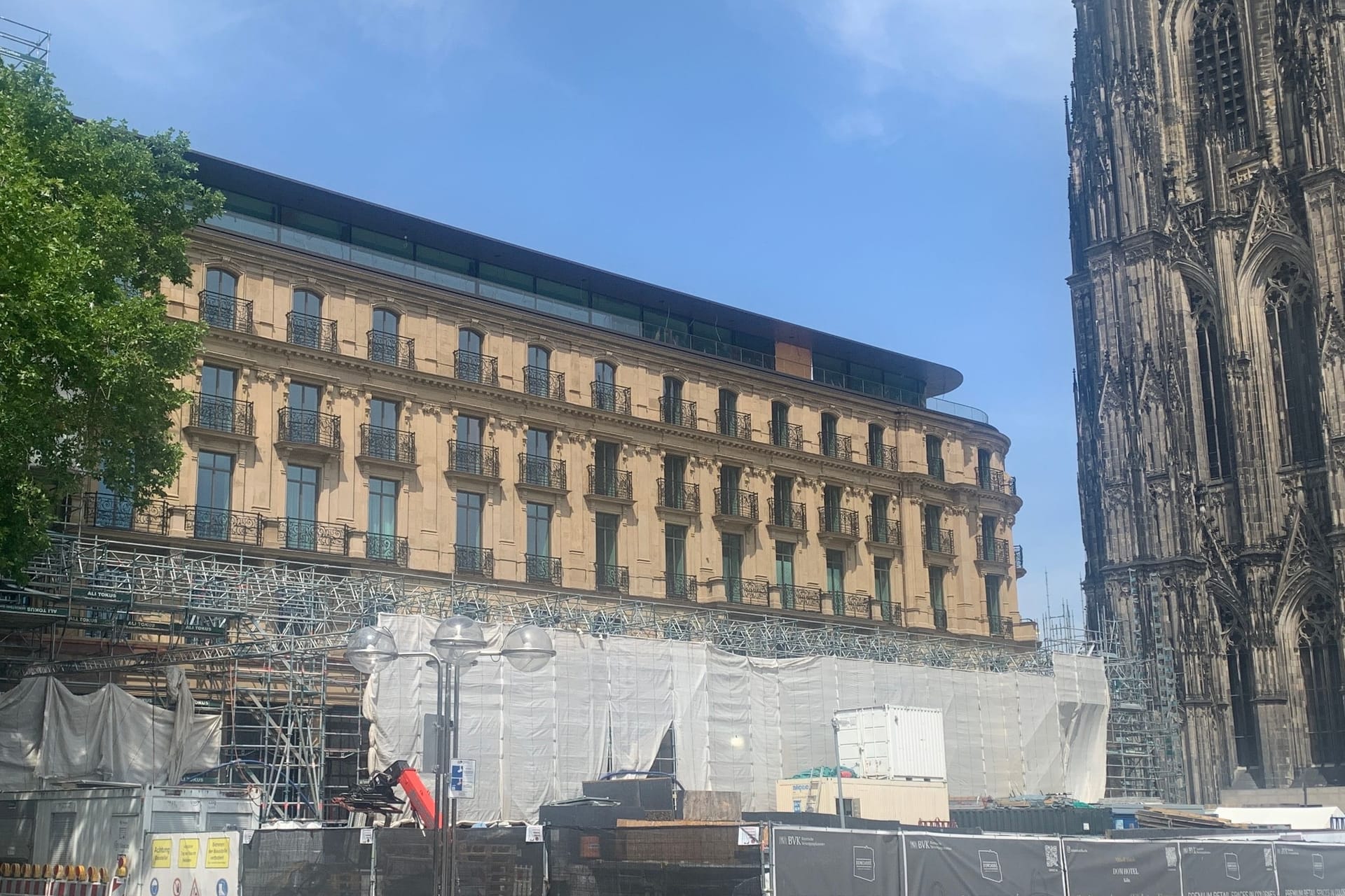 Das Dom Hotel im Schatten des Kölner Doms: Auch, wenn es vor dem Hotel wie auf einer Baustelle aussieht, ein Großteil des Baugerüsts wurde bereits zurückgebaut.