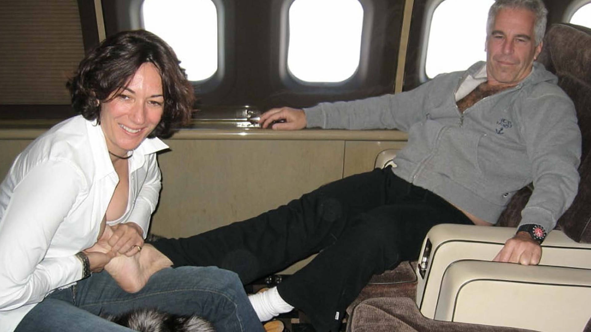 Ghislaine Maxwell und Jeffrey Epstein im Privatet: Trumps Verbindungen könnten noch größer sein. Ghislaine Maxwell und Jeffrey Epstein im Privatet: Trumps Verbindungen könnten noch größer sein.