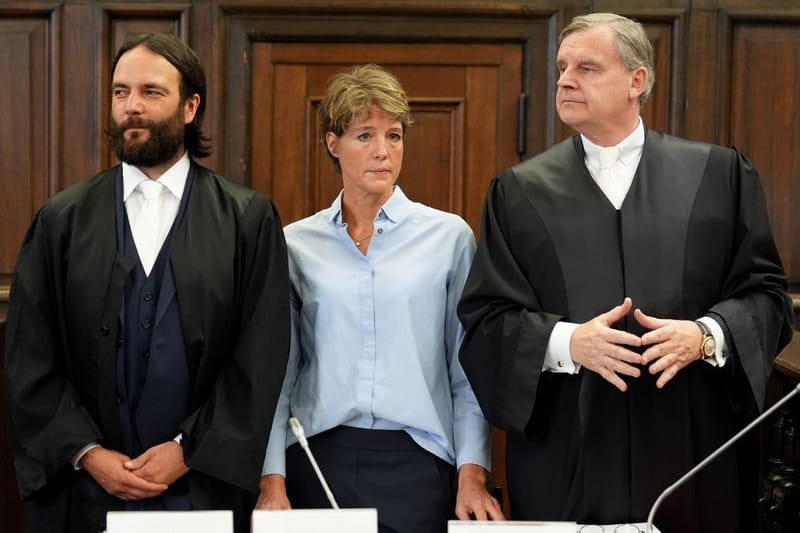 Christina Block steht neben ihren Verteidigern Otmar Kury (r.) und Ingo Bott: Die Gastronomin und Unternehmerin muss sich aktuell vor Gericht verantworten.