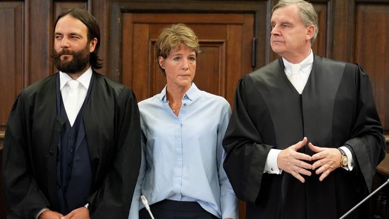 Christina Block steht neben ihren Verteidigern Otmar Kury (r.) und Ingo Bott: Die Gastronomin und Unternehmerin muss sich aktuell vor Gericht verantworten.