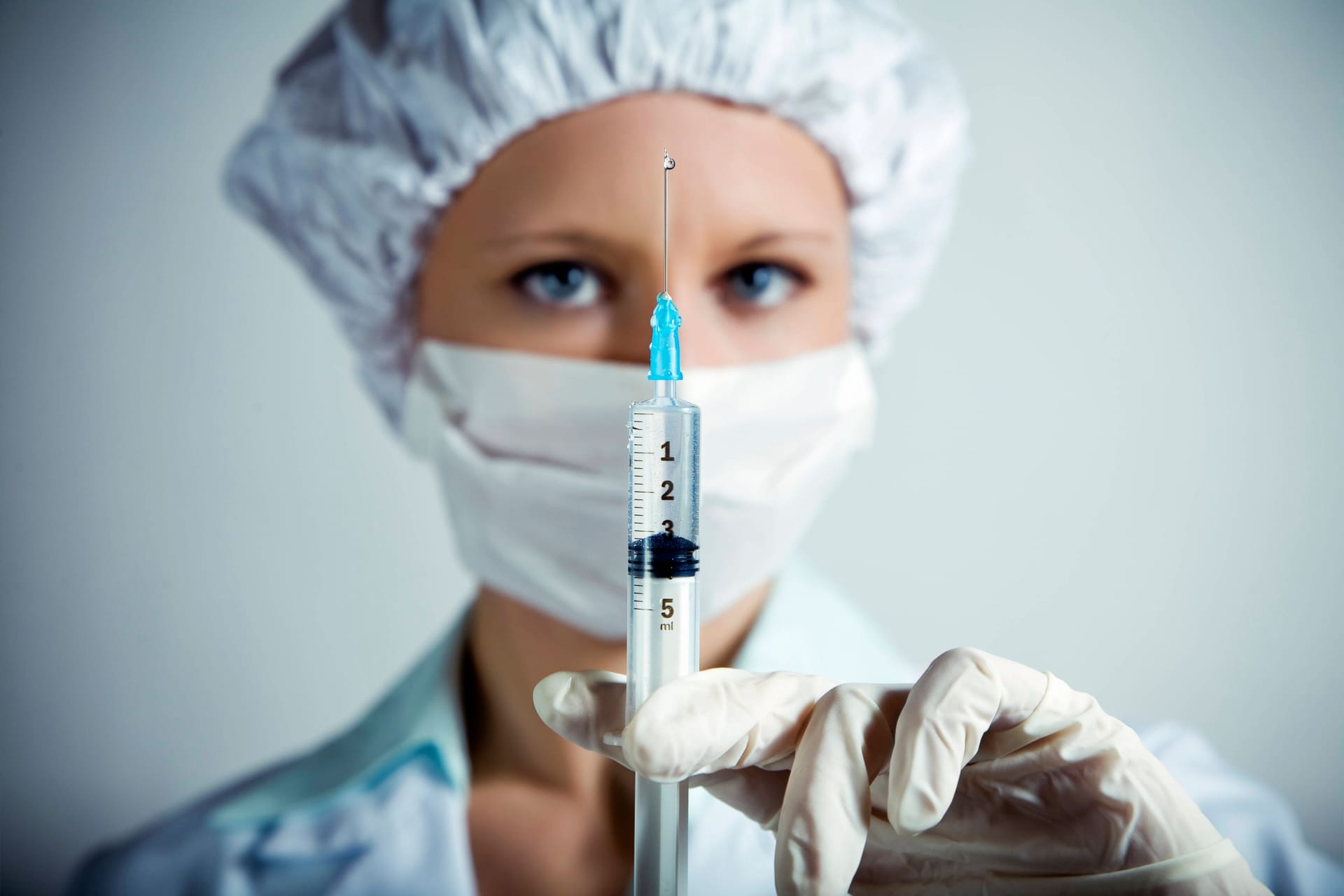 Krankenschwester bereitet Spitze vor (Symbolfoto): Forscher warnen vor einem bislang wenig beachteten Risiko der Behandlung.