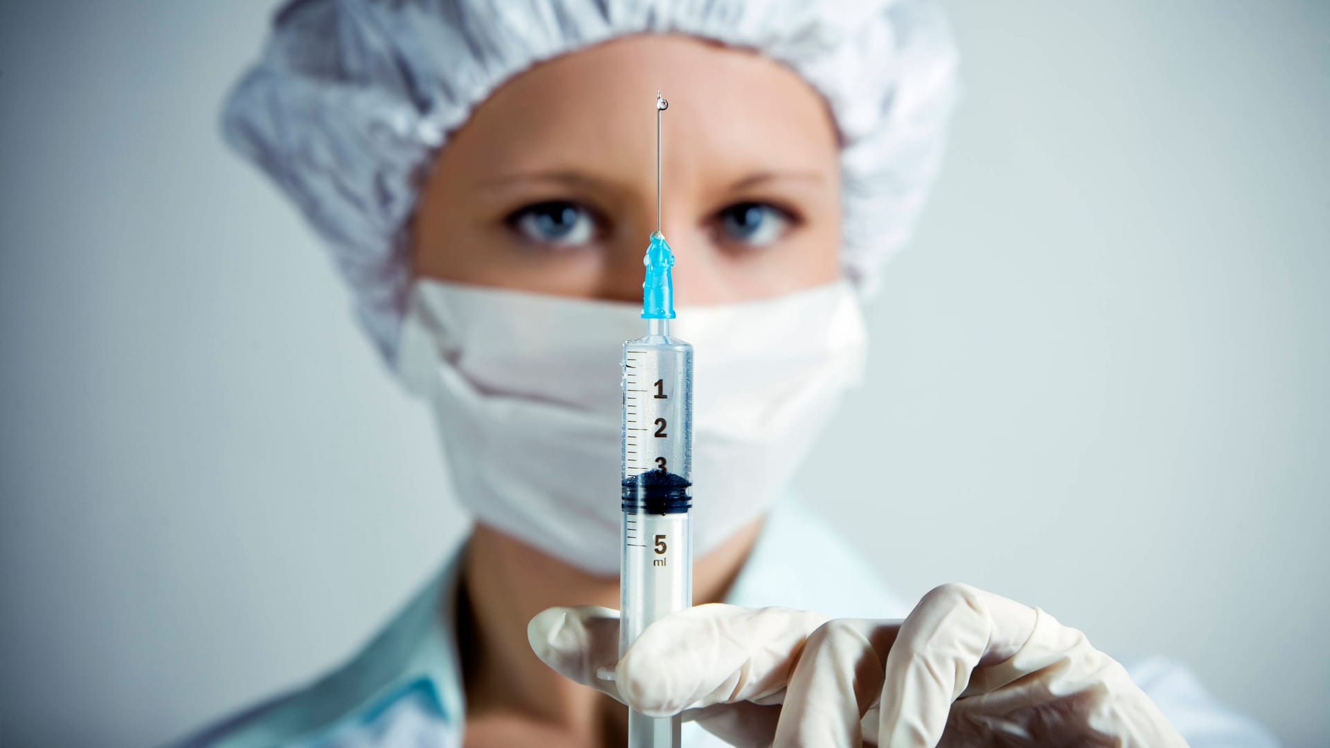 Krankenschwester bereitet Spitze vor (Symbolfoto): Forscher warnen vor einem bislang wenig beachteten Risiko der Behandlung.