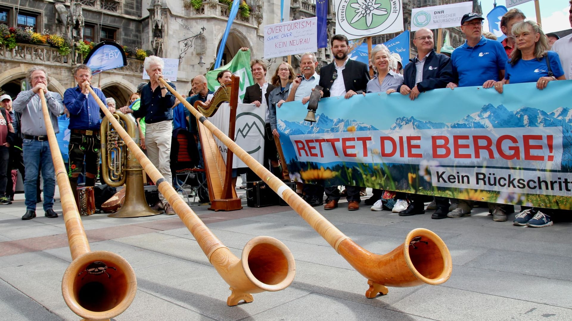 Lautstark wollen Teilnehmer des Protests mit Alphörnern ihren Argumenten Gehör verschaffen. "Künstliche Empörung" nennt das die CSU.