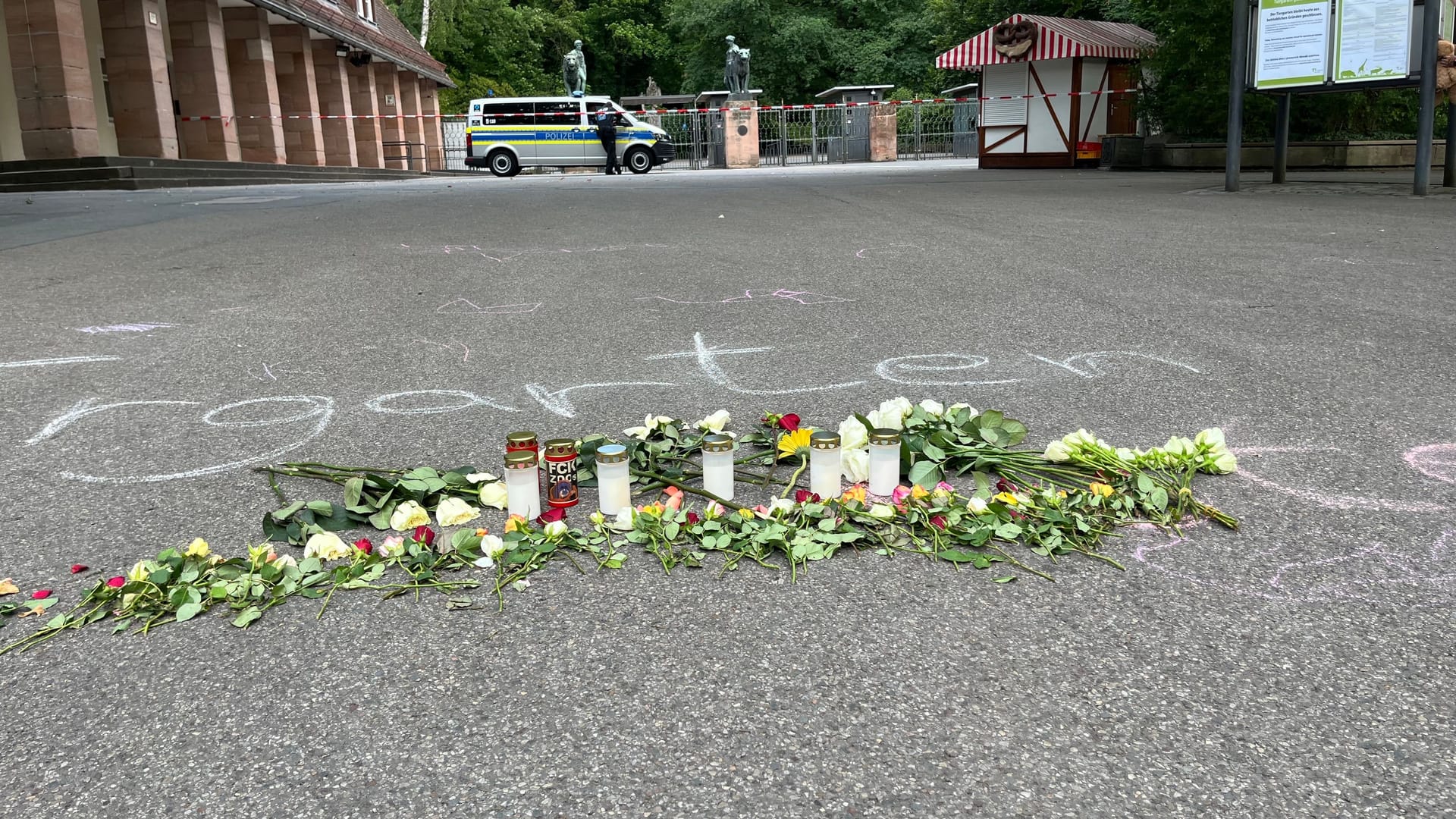 Der Tiergarteneingang am Dienstagabend: Aktivisten haben Kerzen und Blumen abglegt – die Polizei bewacht den Zoo weiterhin.