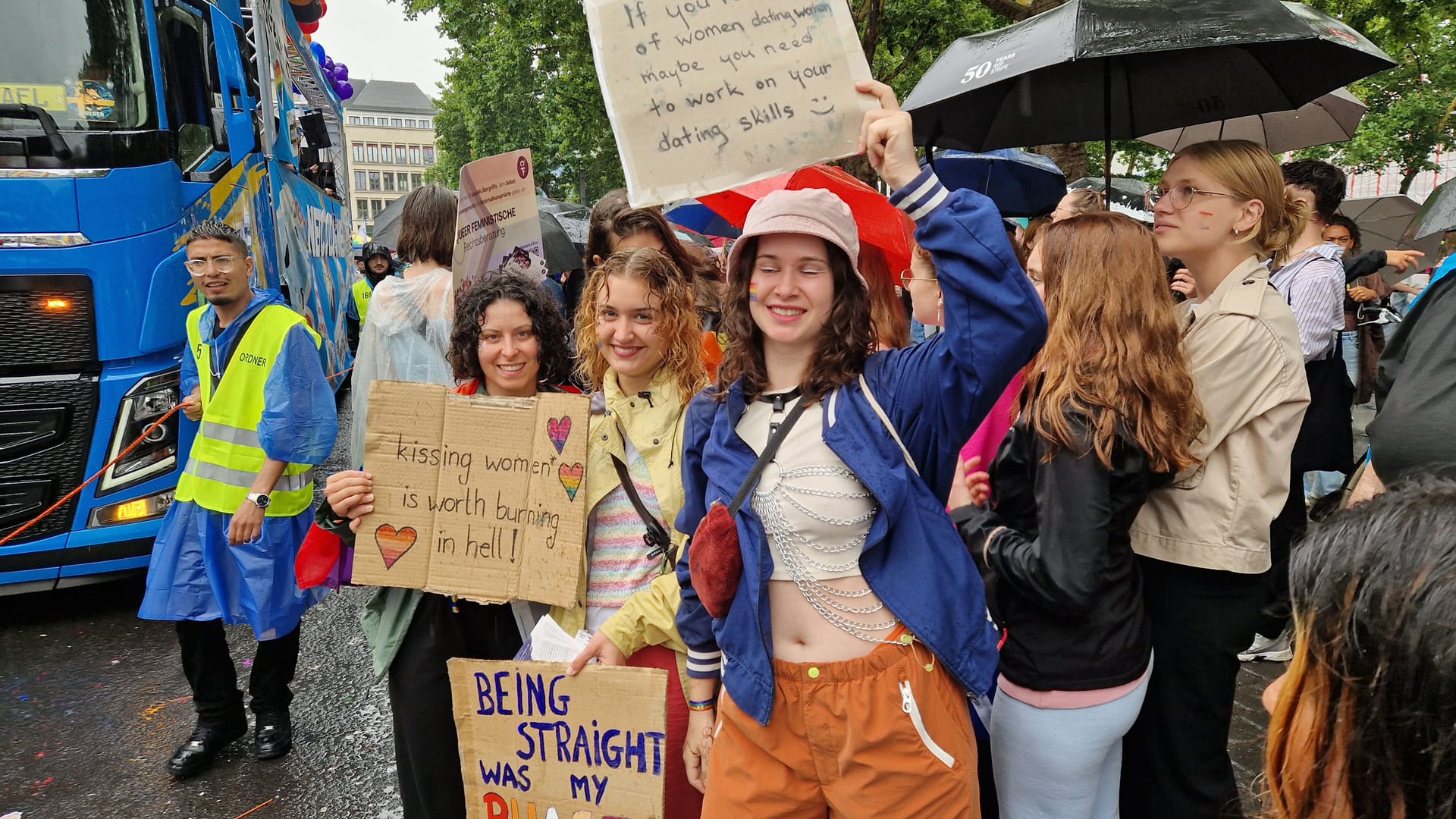 Sonja (l) mit anderen Teilnehmerinnen beim CSD: Sie hat in der Domstadt schon queerfeindlichkeit erlebt.
