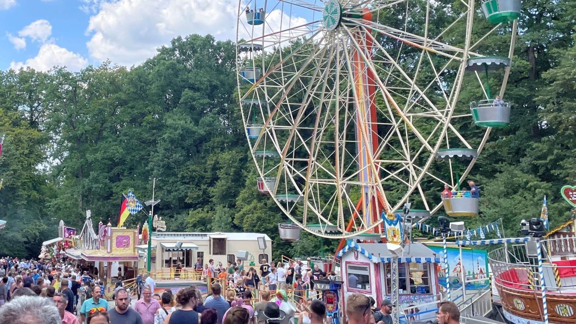 Das Riesenrad beim Annafest: Die Fahrgeschäfte stehen im Kellerwald – gefeiert wird auf verschiedensten Bierkellern.